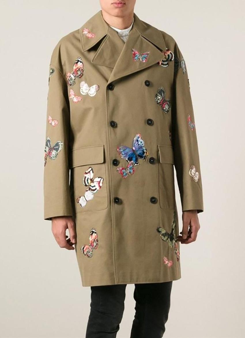 VALENTINO 

COTTON KHAKI MEN'S TRENCH COAT
Butterfly embroidery
2 side pockets


Content: 64% cotton, 64% polyamide
Embroidery 100% viscose

Pre-owned, Very good condition! Has a small mark
Name of celebrity will be disclosed after sale