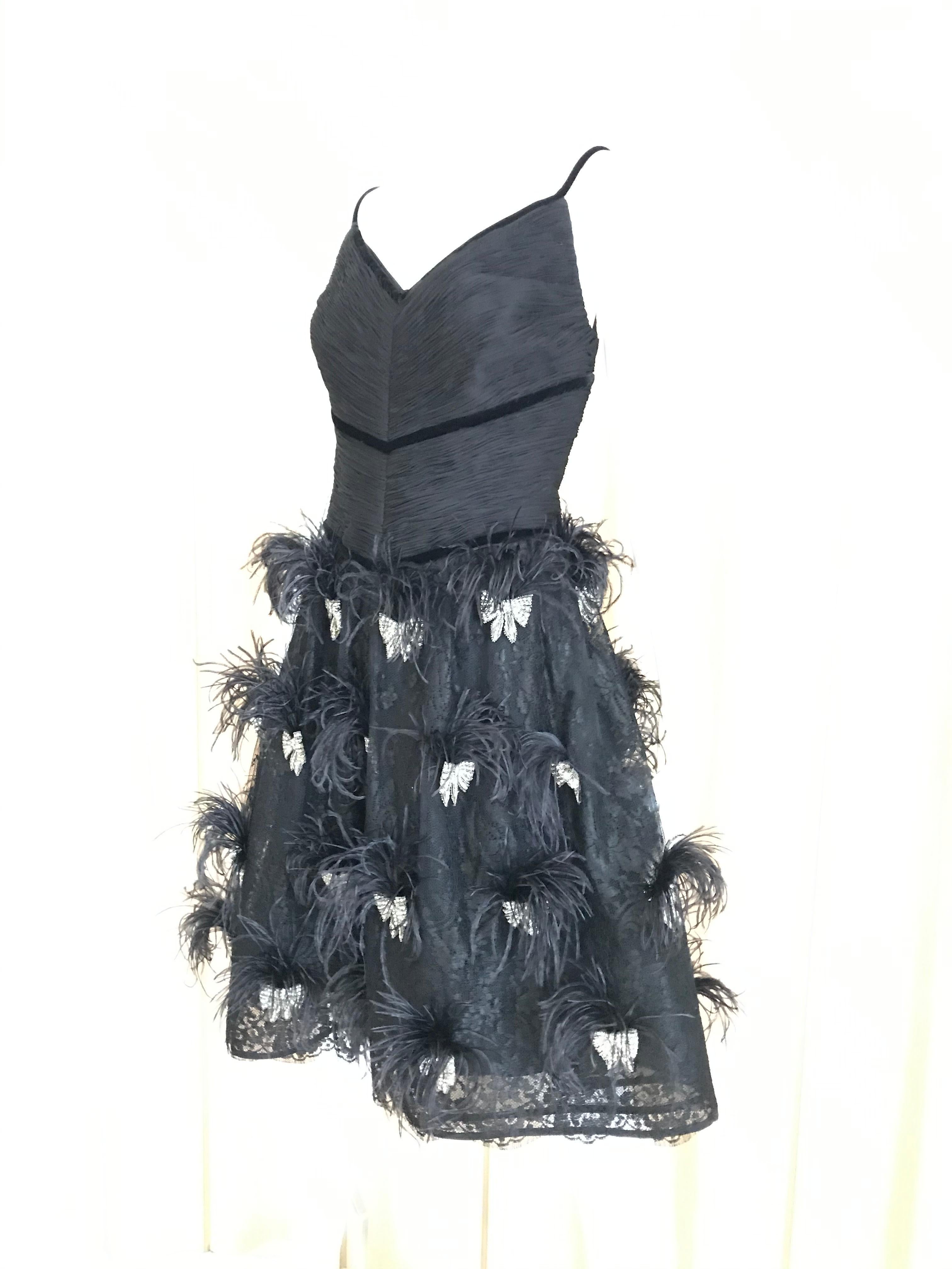 Valentino Couture Schwarzes Seidenkleid mit Spaghettiträgern und Strauß mit Strauß  im Zustand „Hervorragend“ im Angebot in Beverly Hills, CA