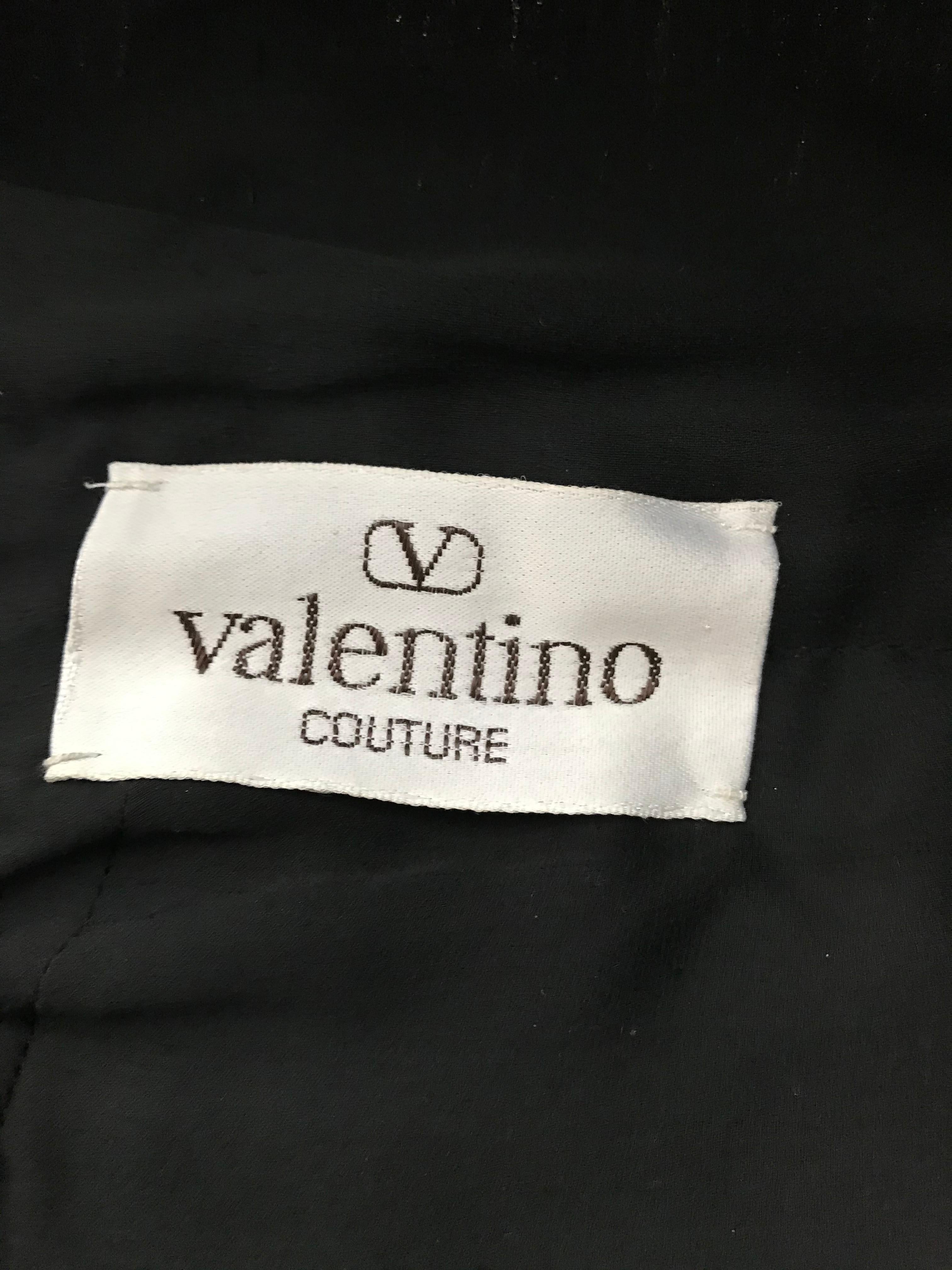 Valentino Couture Schwarzes Seidenkleid mit Spaghettiträgern und Strauß mit Strauß  im Angebot 1