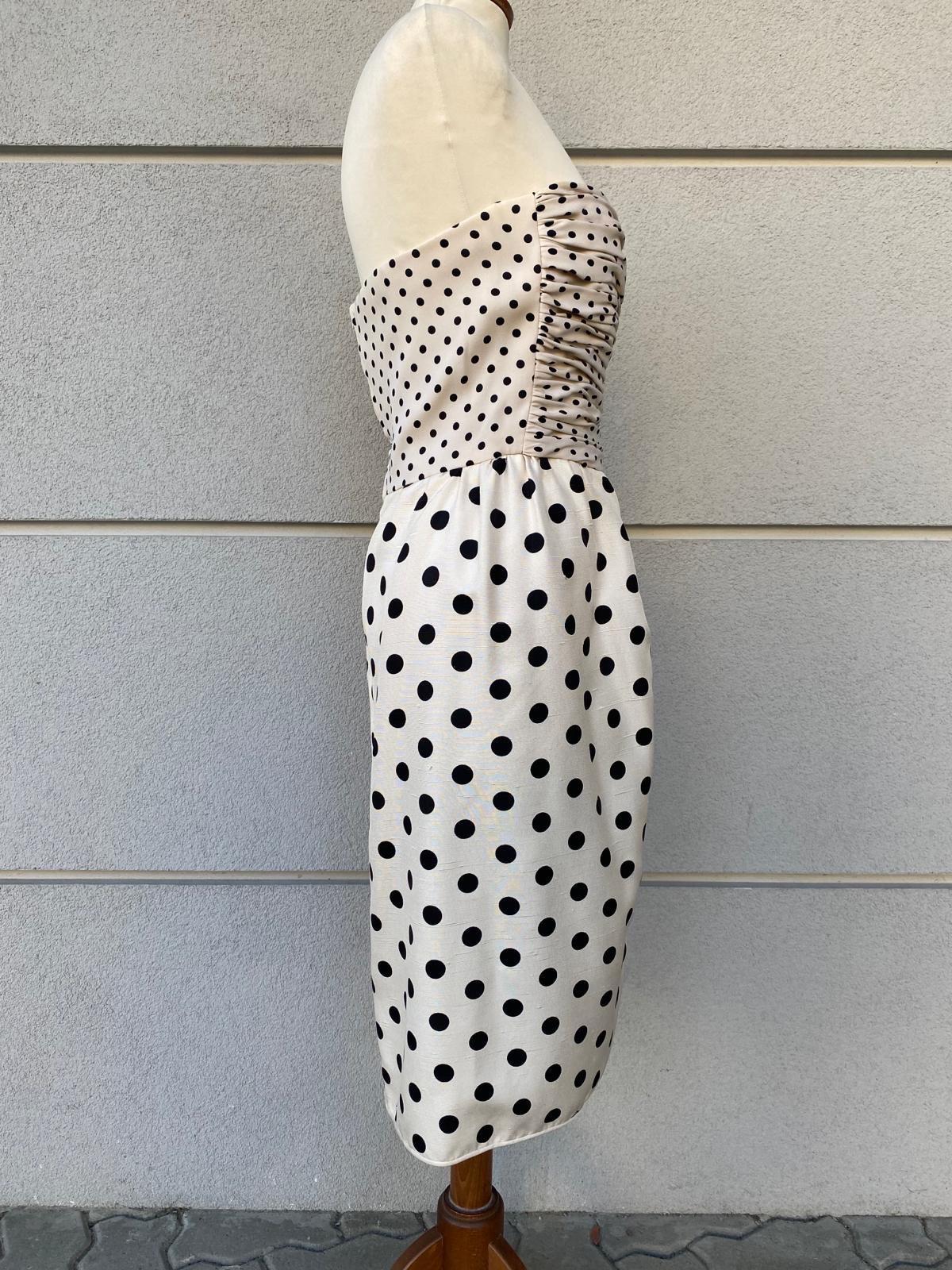 Valentino couture dress.
Composition and size label are missing. 
It fits an Italian size 38. 
We think it's a silk blend.
measurements:
bust 40 cm
waist 33 cm
length 82 cm
Very good general condition, shows minimal signs of use.