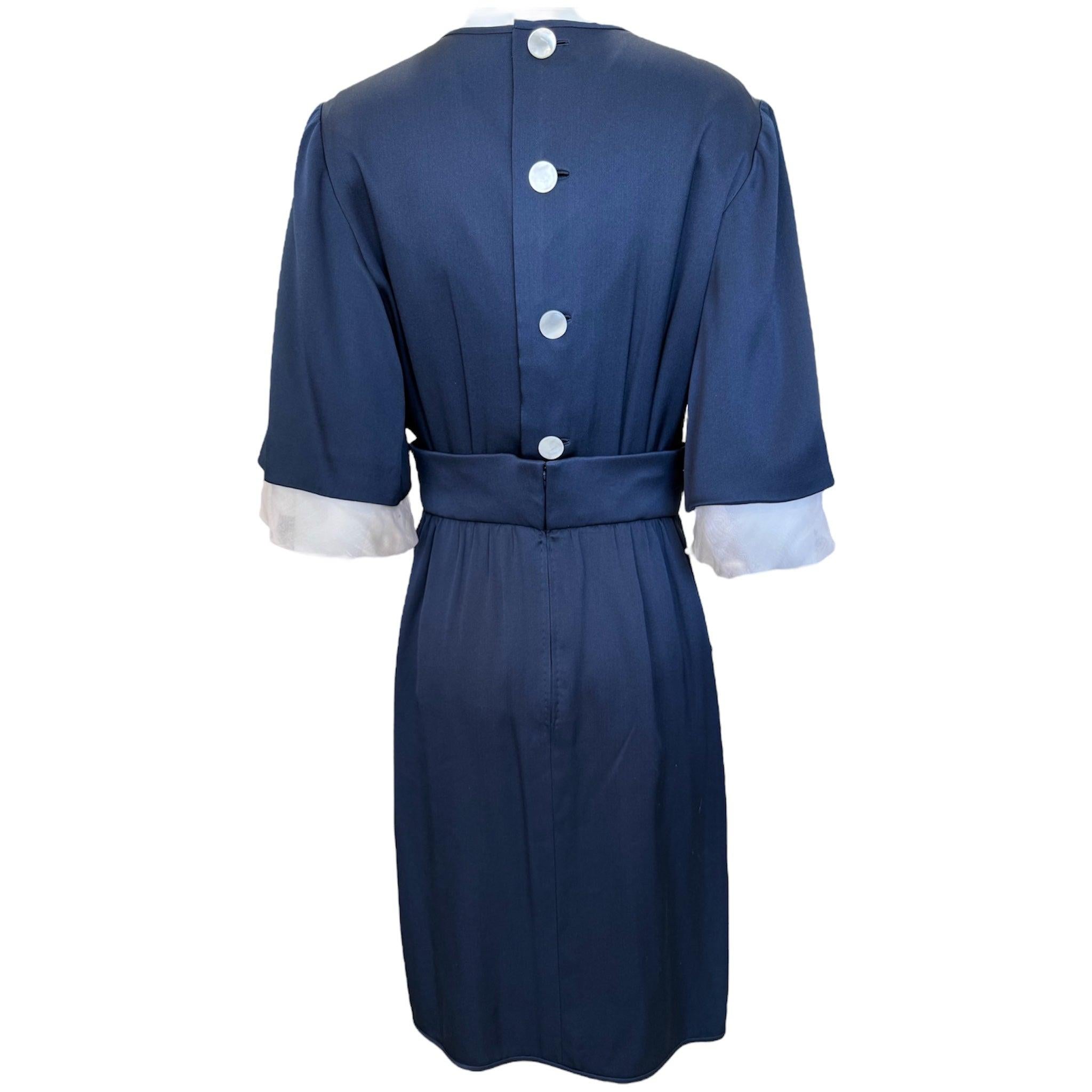 Elegante comme toujours, la robe en twill de soie Valentino Couture. Robe sophistiquée parfaite pour le jour et la nuit. Bleu marine classique avec des détails contrastés de couleur crème, comme la bordure des manches en mousseline de soie et les