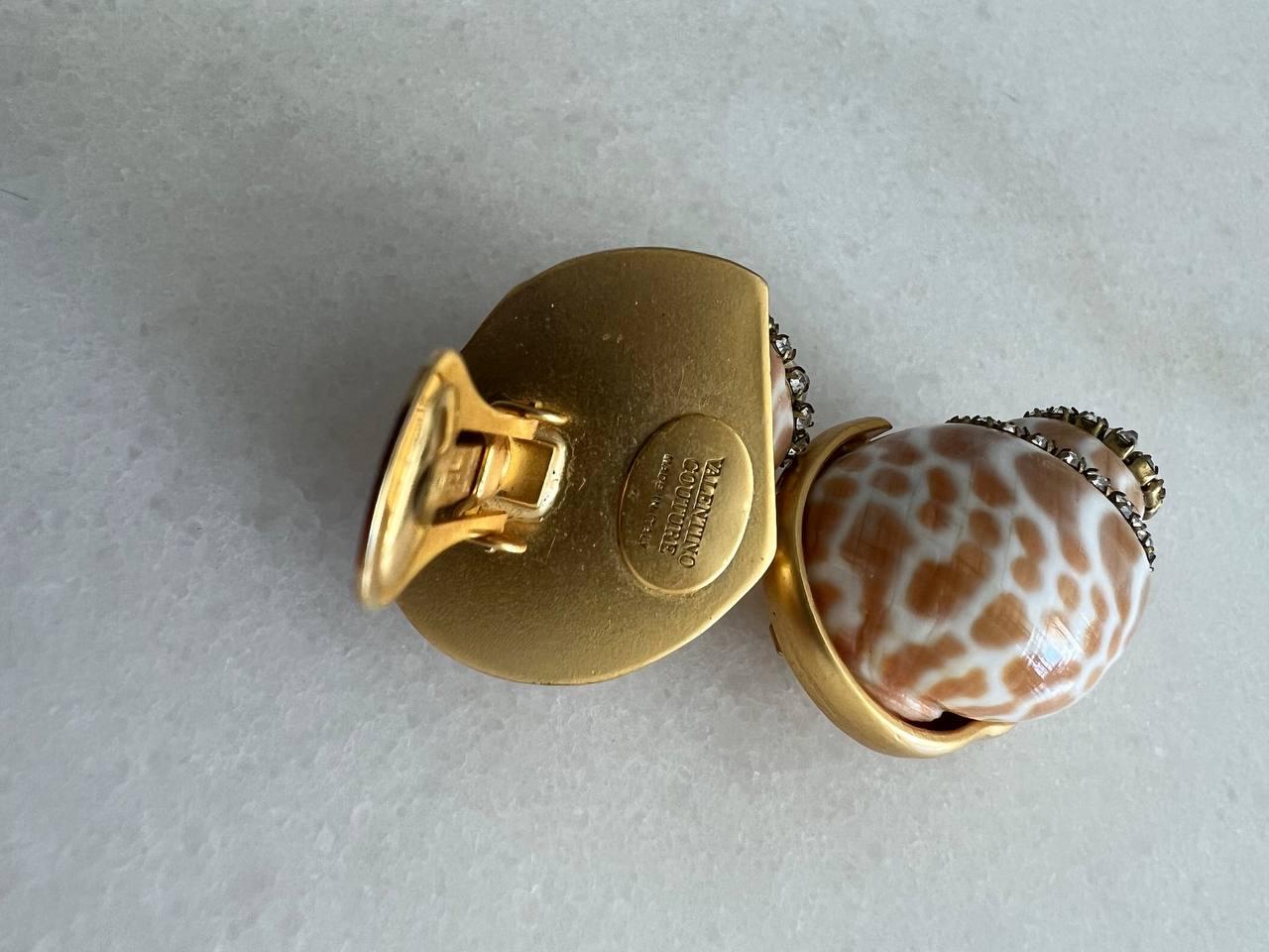 Valentino Couture Vintage Babylon Shell Spotted Seashell Clip-On Earrings, 1990s In Good Condition For Sale In New York, NY