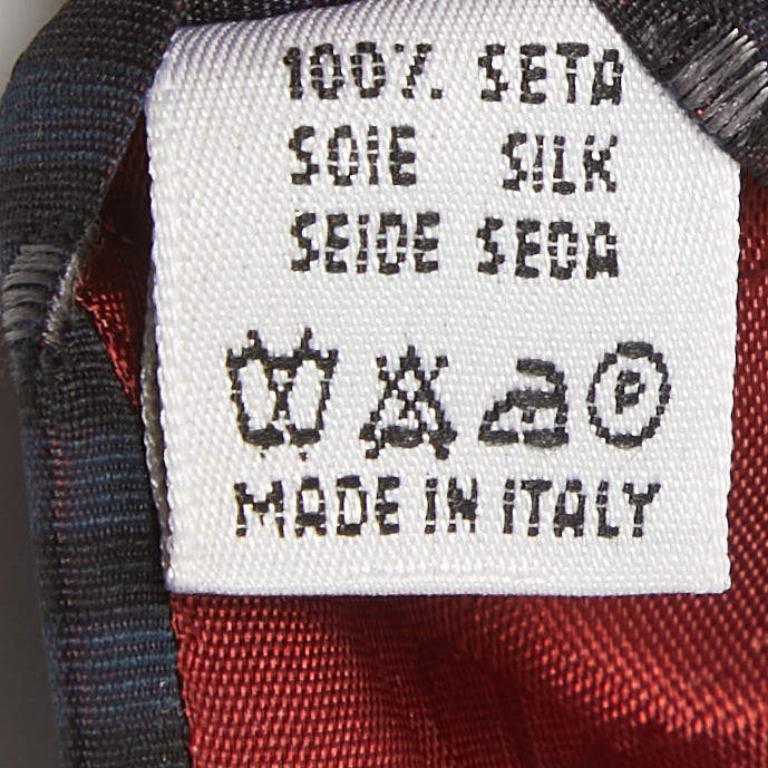 Corbata tradicional de seda estampada Valentino Cravatte Borgoña en Bueno estado para la venta en Dubai, Al Qouz 2