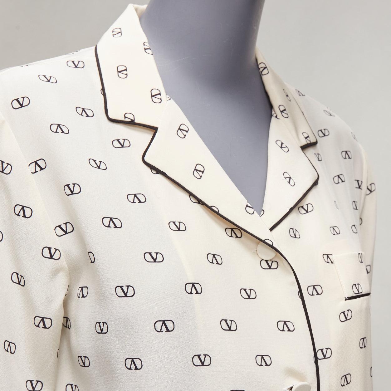 VALENTINO cream 100% silk V logo black piping collared pajama shirt IT36 XXS
Reference: LNKO/A02344
Brand: Valentino
Designer: Pier Paolo Piccioli
Material: Silk
Color: Cream, Black
Pattern: Logomania
Closure: Button
Extra Details: V logos at