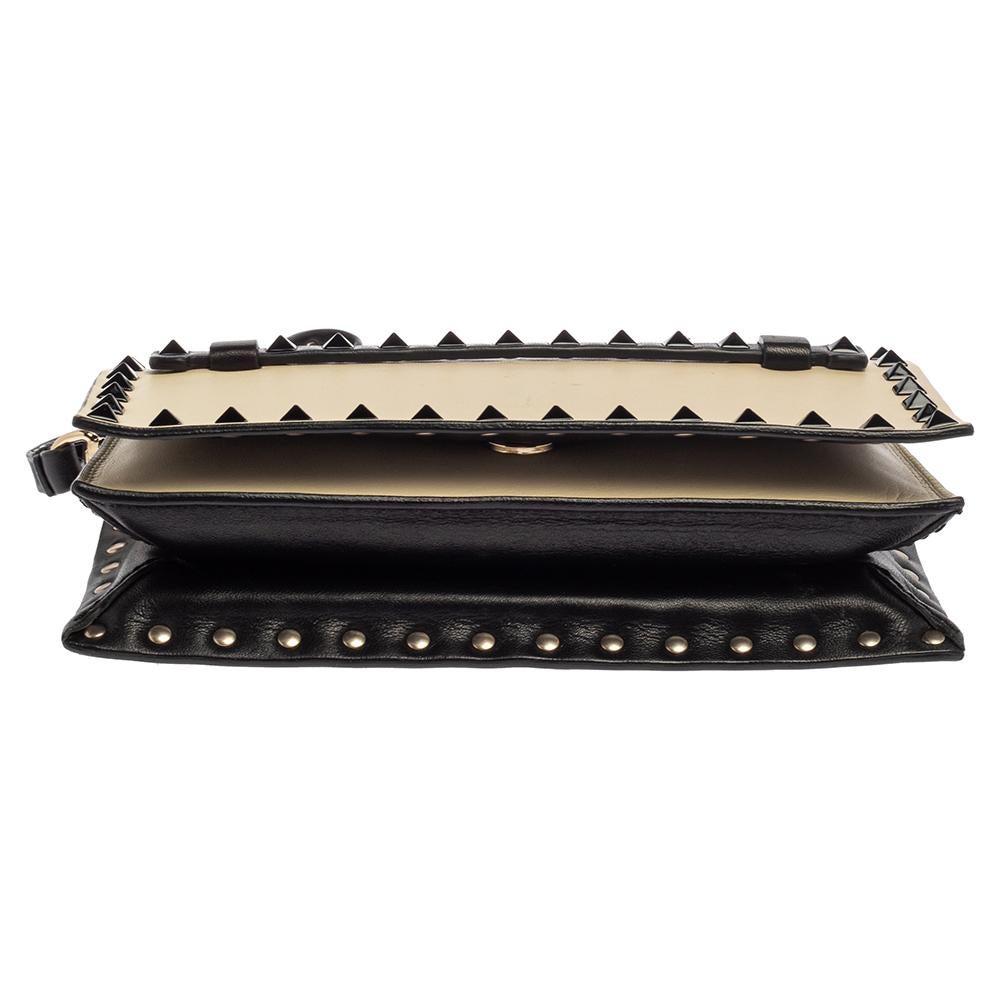 Valentino Cream/Black Leather Rockstud Wristlet Clutch In Good Condition In Dubai, Al Qouz 2