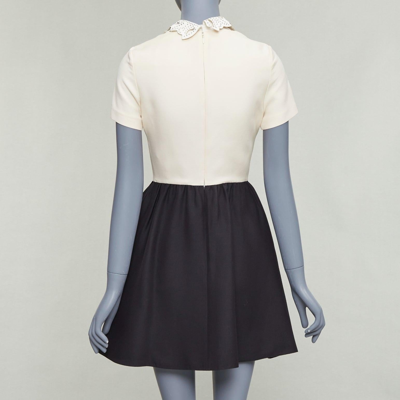 VALENTINO Cremefarbenes, schwarzes, silbernes, mit Nieten besetztes, zweifarbiges Cocktailkleid mit Lederkragen im Angebot 1