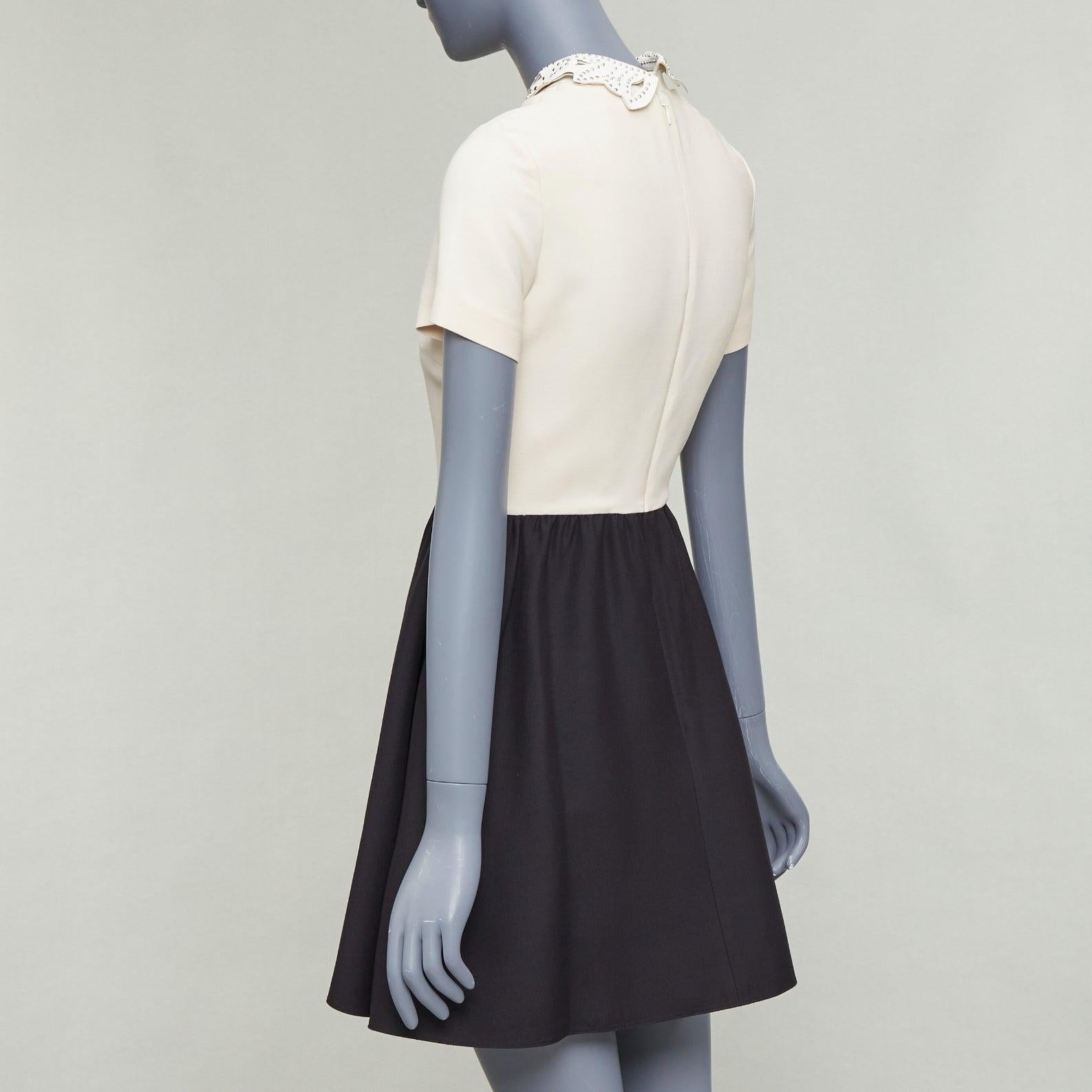 VALENTINO Cremefarbenes, schwarzes, silbernes, mit Nieten besetztes, zweifarbiges Cocktailkleid mit Lederkragen im Angebot 2