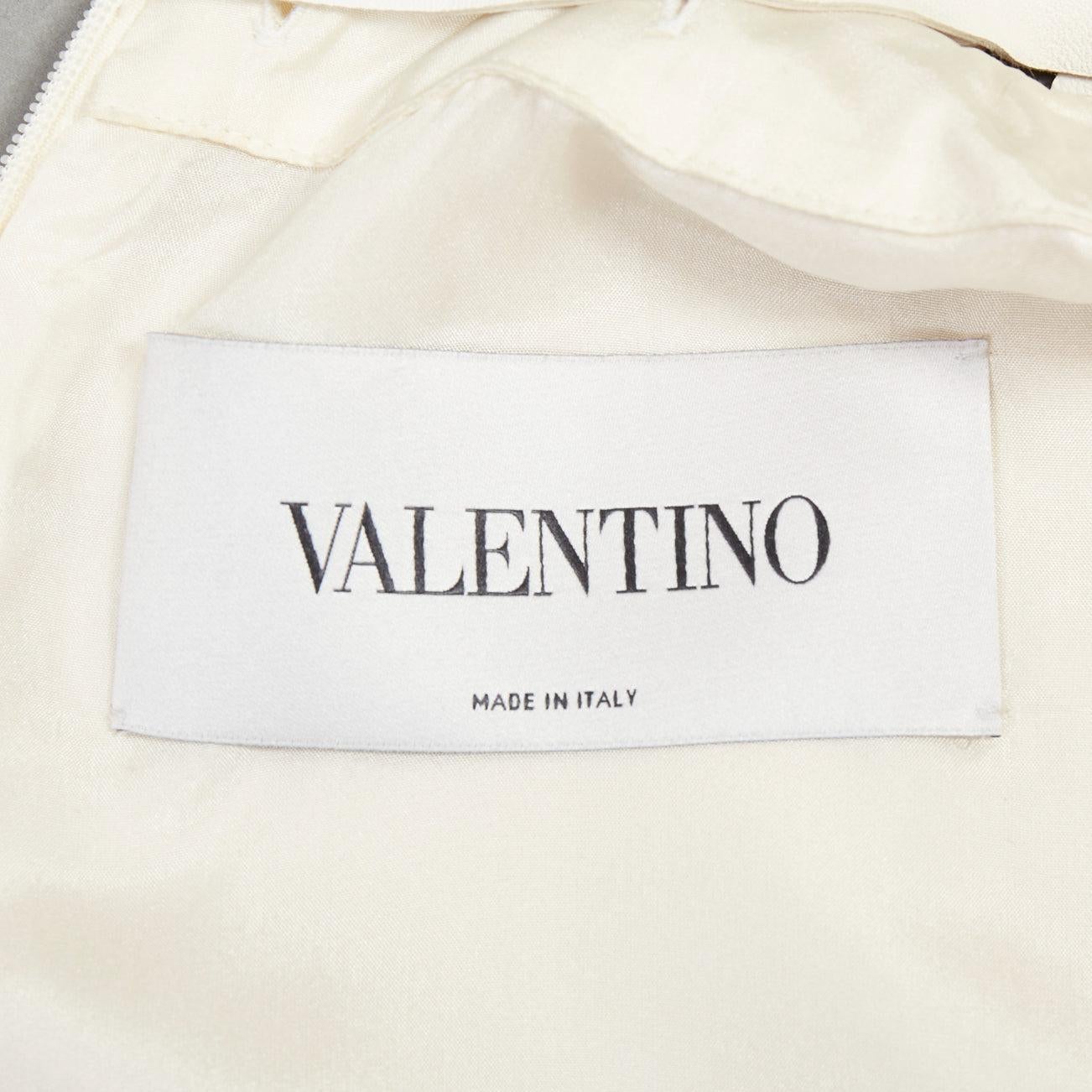 VALENTINO Cremefarbenes, schwarzes, silbernes, mit Nieten besetztes, zweifarbiges Cocktailkleid mit Lederkragen im Angebot 4