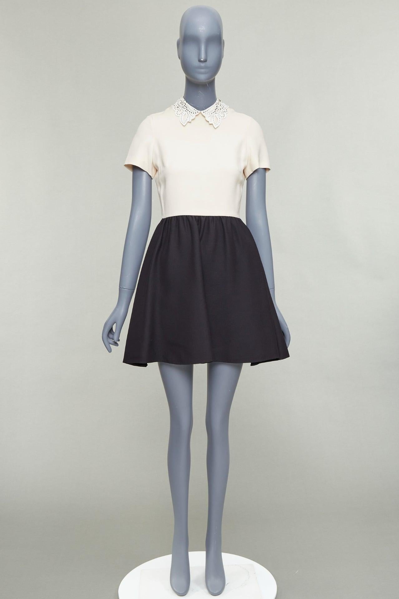 VALENTINO Cremefarbenes, schwarzes, silbernes, mit Nieten besetztes, zweifarbiges Cocktailkleid mit Lederkragen im Angebot 5