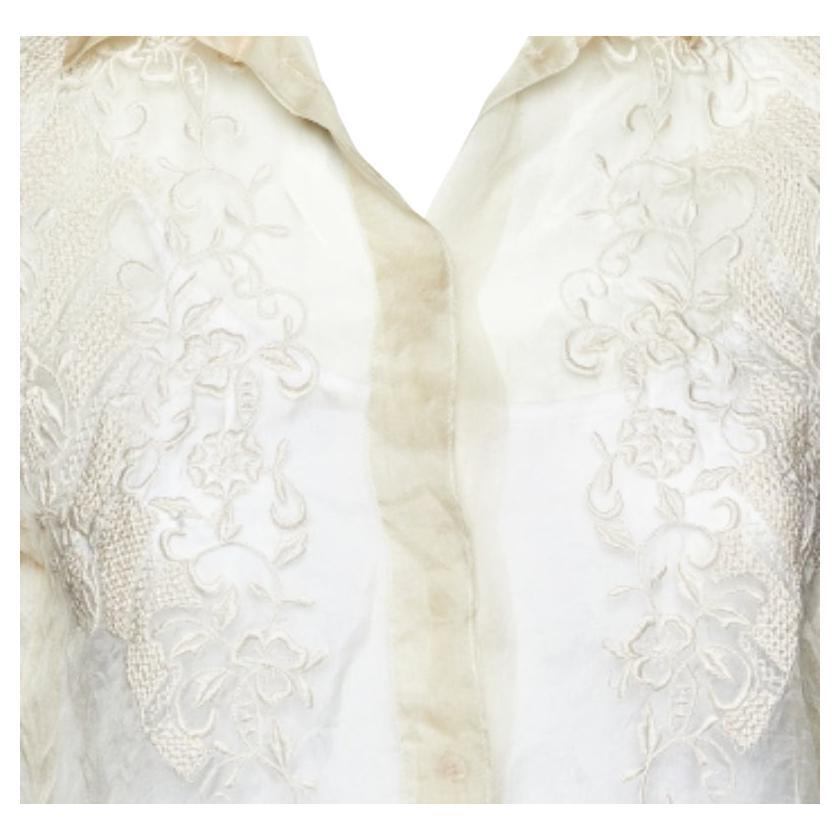 Die Kollektionen von Valentino bieten eine breite Palette der besten Stile und dieses Oberteil ist der Beweis dafür. Mit diesem cremefarbenen Top bringen Sie jeden Anlass zum Strahlen, wenn Sie sich fein anziehen. Die Stickerei und die transparente