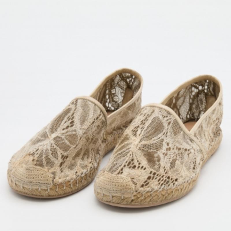 Gardez vos pieds au chaud et à l'aise grâce à ces mules. Fabriquées à partir de matériaux de qualité, elles sont agrémentées d'éléments luxueux et reposent sur des semelles durables.