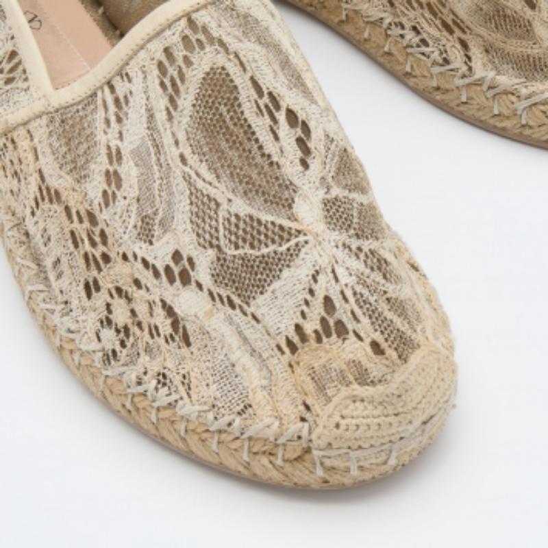 Valentino - Espadrilles en dentelle et cuir crème, taille 36 Bon état - En vente à Dubai, Al Qouz 2
