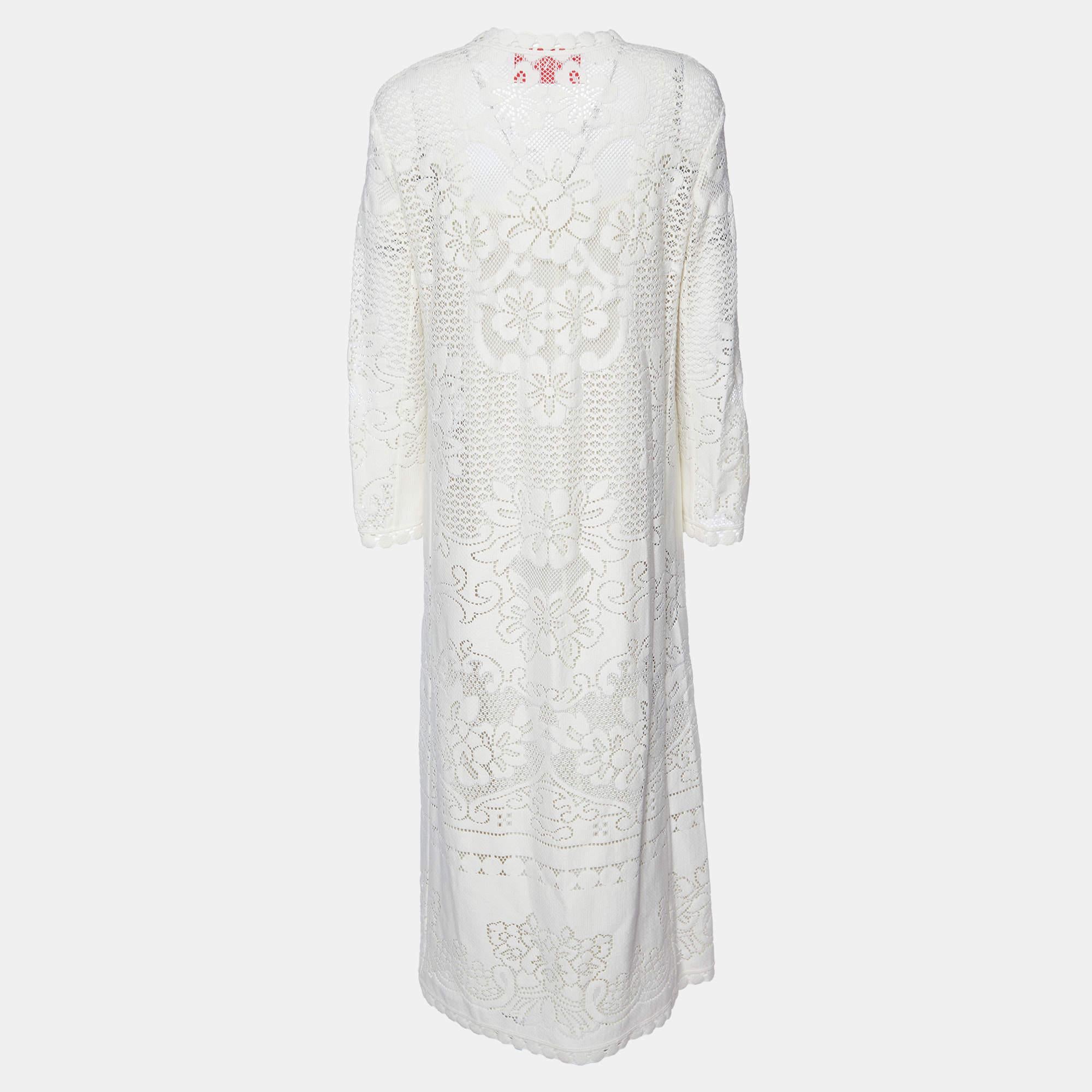 Cette élégante robe maxi est une pièce tendance et polyvalente qui respire l'élégance et le confort. Avec sa silhouette longue, elle offre une allure flatteuse et féminine. Conçue avec des détails chics et des coupes uniques, elle allie sans effort