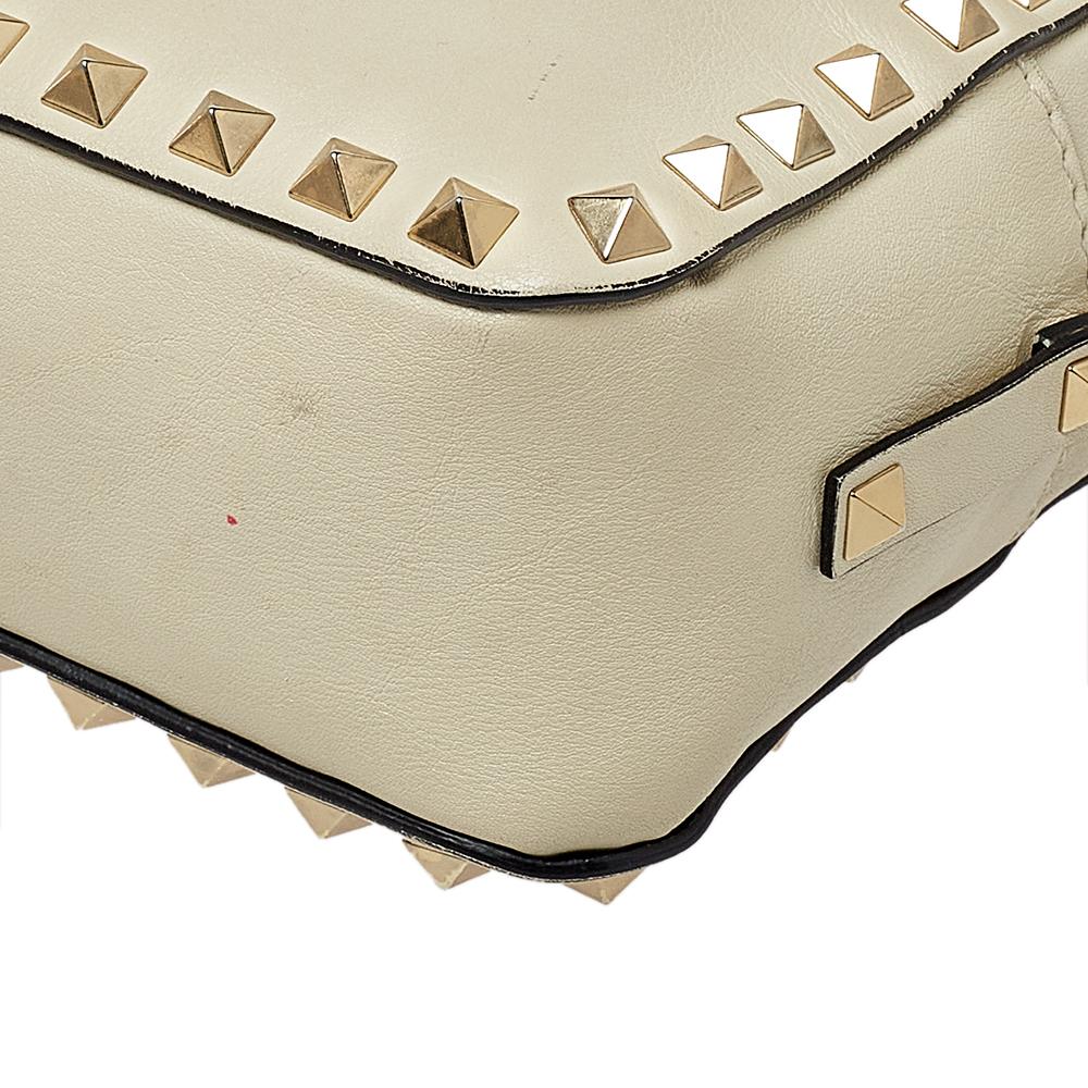 Valentino Cream Leather Rockstud Camera Crossbody Bag In Good Condition In Dubai, Al Qouz 2