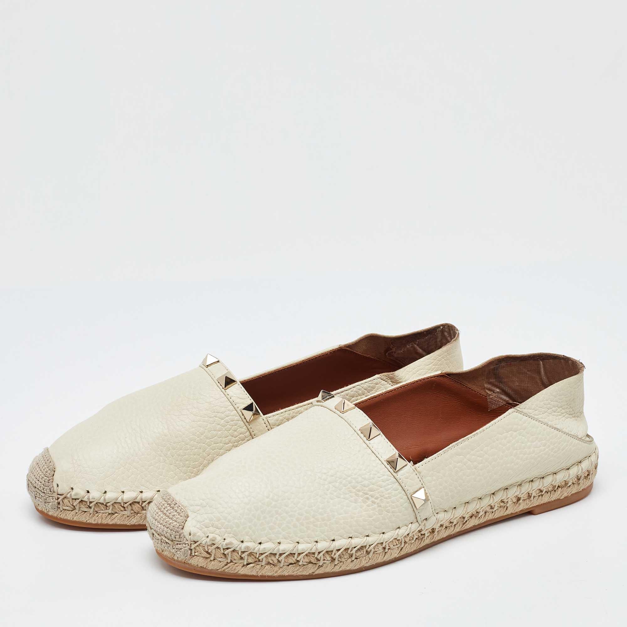 These Valentino flats perfectly combine ease and luxury. Created from leather they get a luxe update with the addition of Rockstud on the uppers.