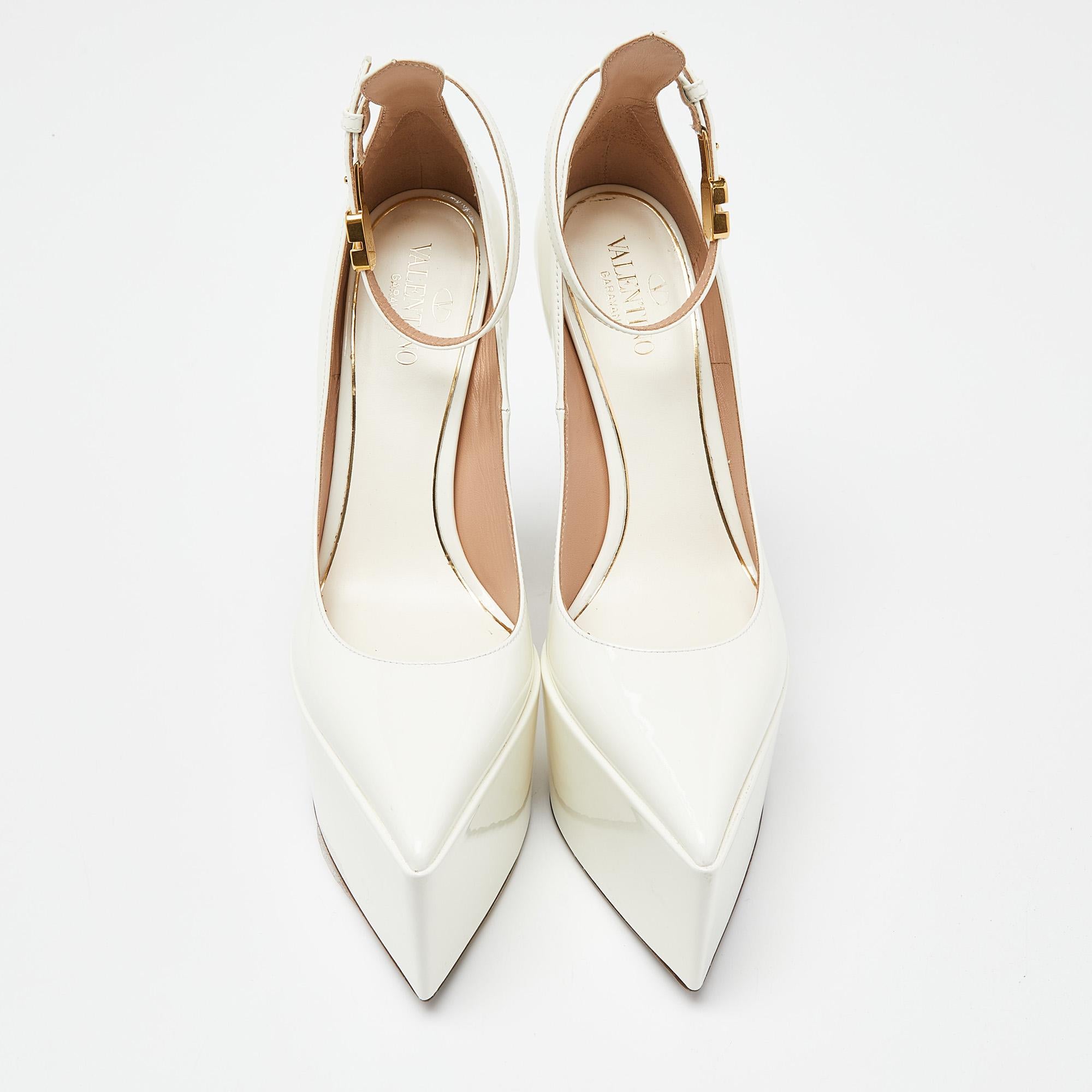 Entdecken Sie die Eleganz der Schuhe mit diesen Damenpumps von Valentino. Diese sorgfältig entworfenen Absätze vereinen Mode und Komfort und sorgen dafür, dass Sie in jeder Umgebung glänzen.

Enthält
Original Staubbeutel, Original Box, Info-Booklet
