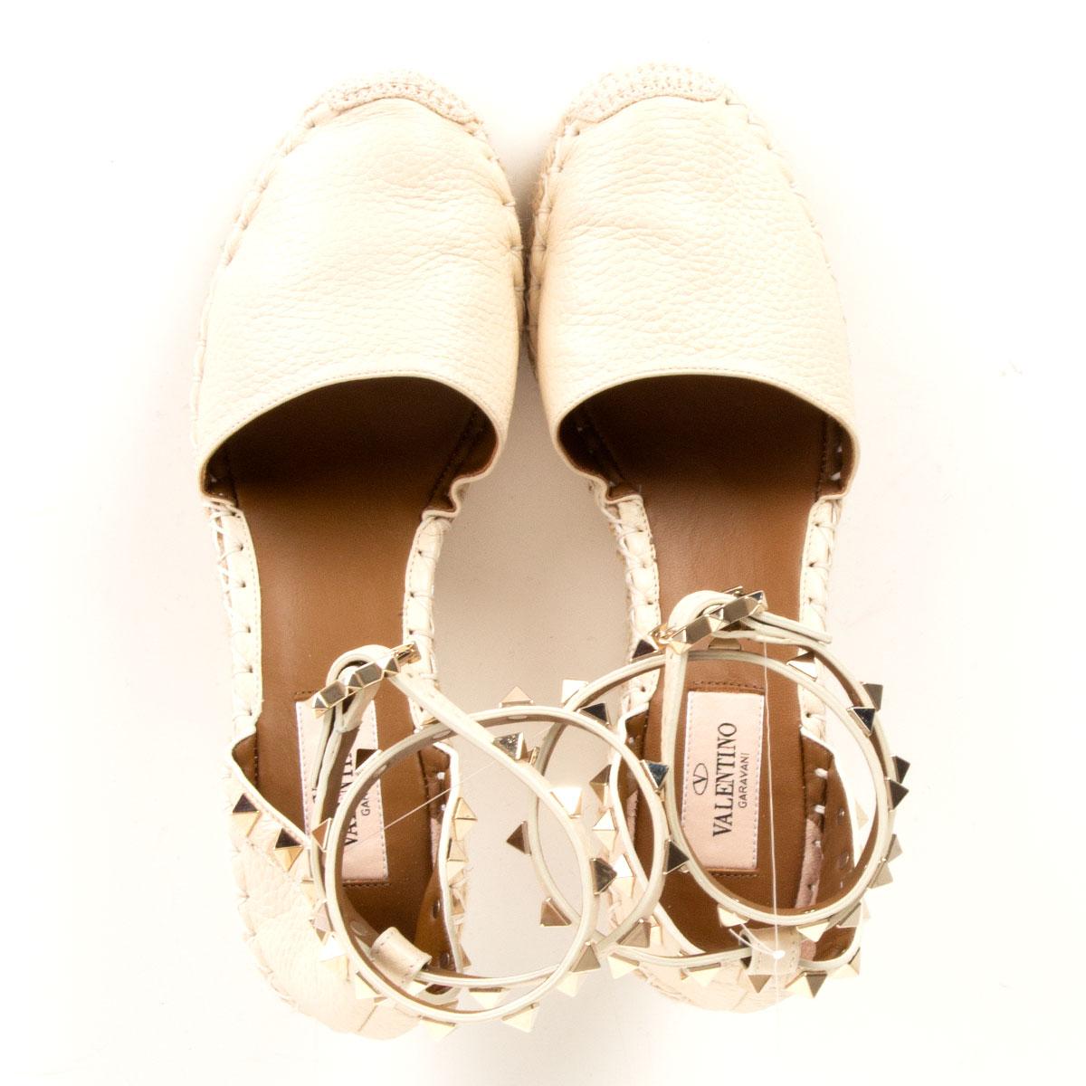 VALENTINO cream white leather ROCKSTUD Wedge Sandals Shoes 36 In Excellent Condition In Zürich, CH