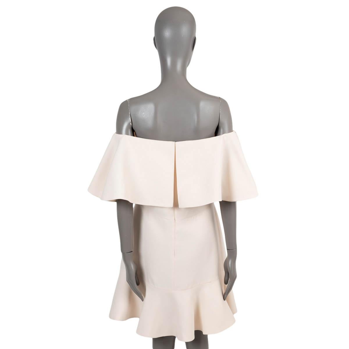 VALENTINO cream wool 2017 RUFFLED OFF-SHOULDER CREPE Dress 46 XL In Excellent Condition For Sale In Zürich, CH