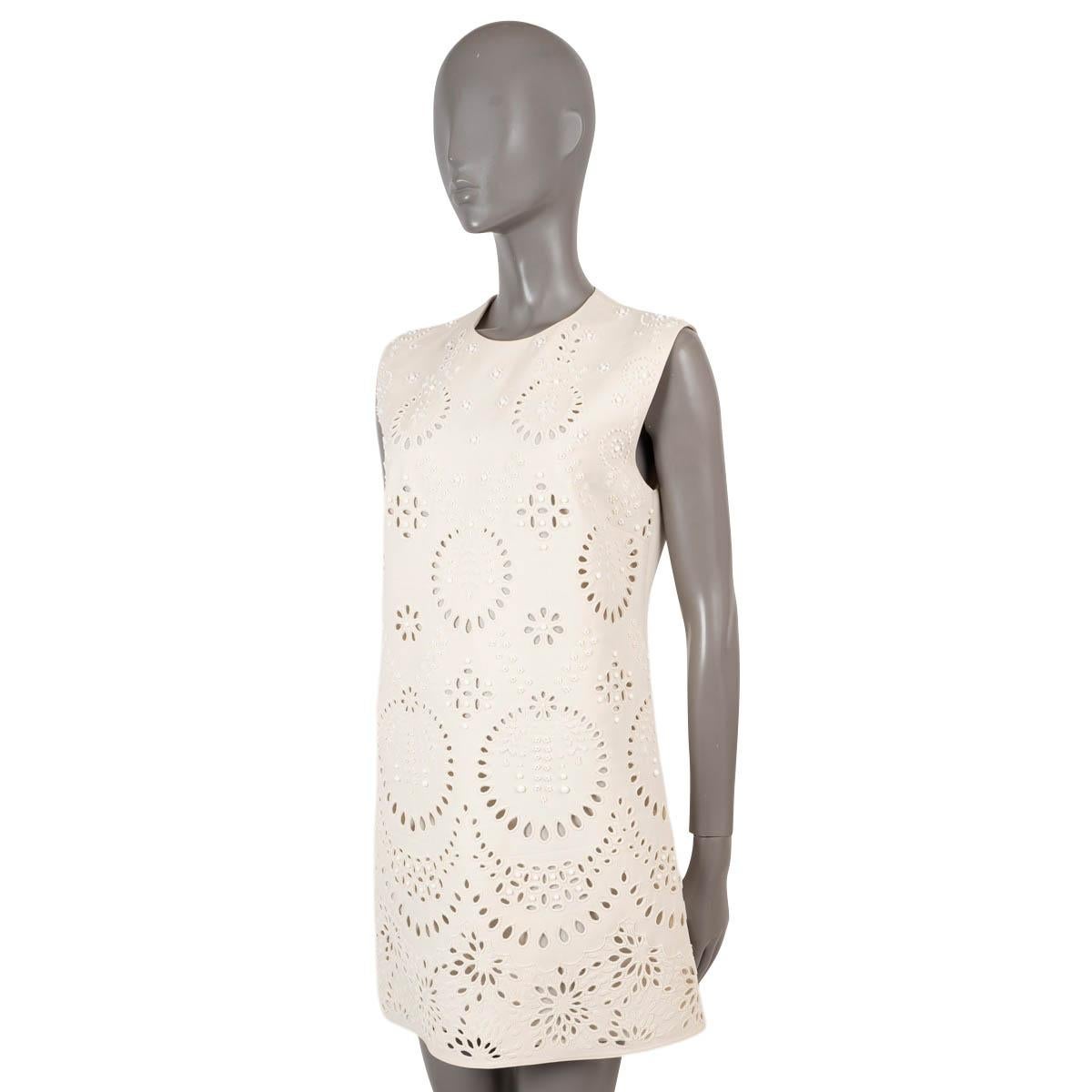 Mini robe droite en broderie anglaise en laine crème (65%) et soie (35%) 100% authentique Valentino. Col rond. Il s'ouvre par une fermeture à glissière dans le dos et est doublé en viscose (avec 9 % d'élasthanne). A été porté et a été retouché. En