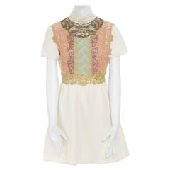 VALENTINO Crepe de lana y seda color crema Vestido de cóctel con cuello alto de encaje bordado IT42