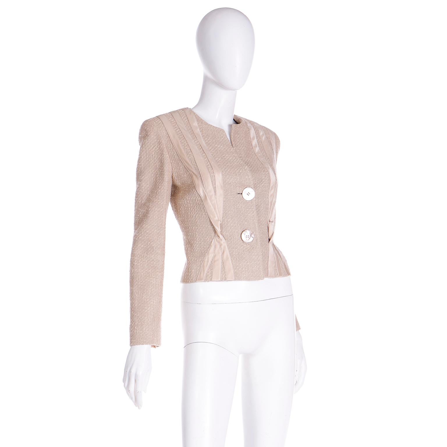 Valentino Creamy Sand Beige Cropped Nubby Linen Blend Jacket w Silk Ribbon In Excellent Condition For Sale In Portland, OR