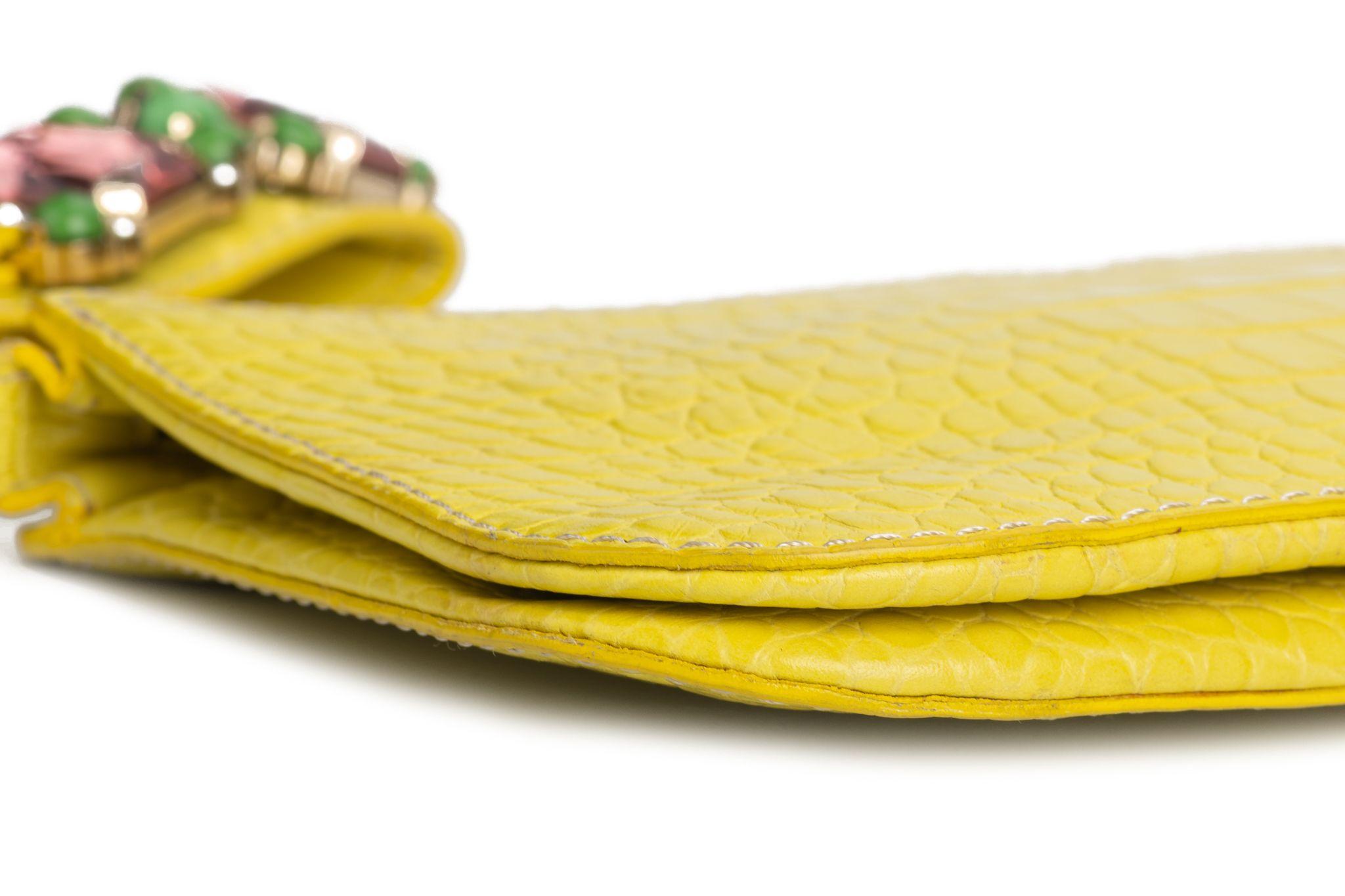 Valentino - Porte-bracelet jaune imprimé croco en vente 1