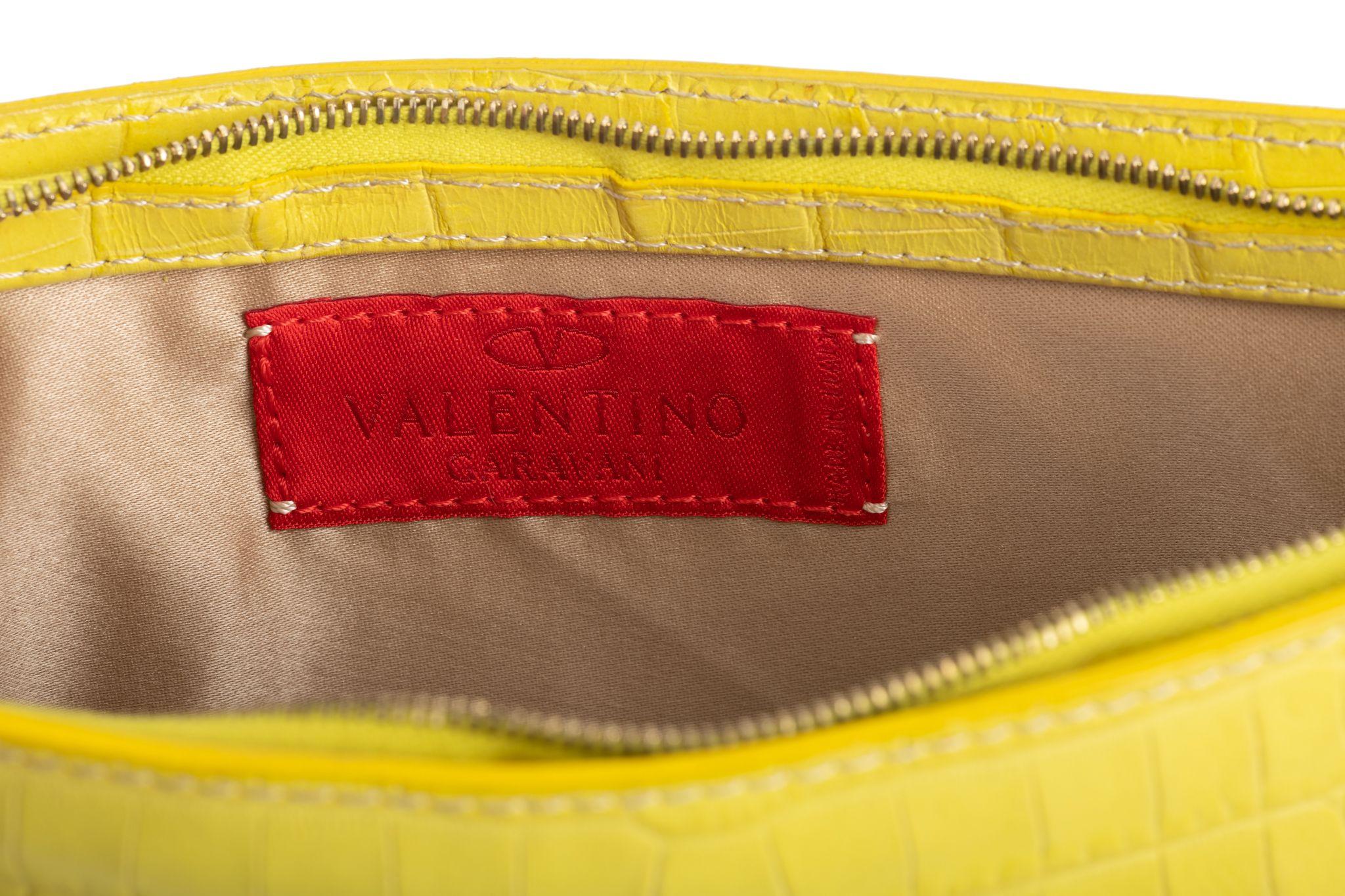 Valentino Handtasche mit gelbem Krokodillederdruck im Angebot 4