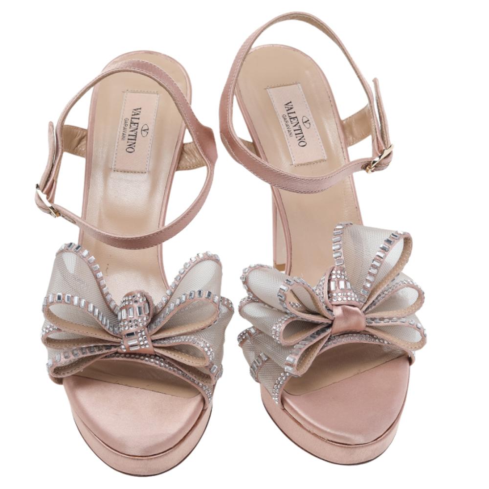 Sturdy and durable, these sandals, crafted out of satin, will lend a sophisticated touch to your look. The Valentino sandals feature open toes, a mesh bow with crystal details, buckle straps, and 12.5 cm heels. The blush pink pair is complete with