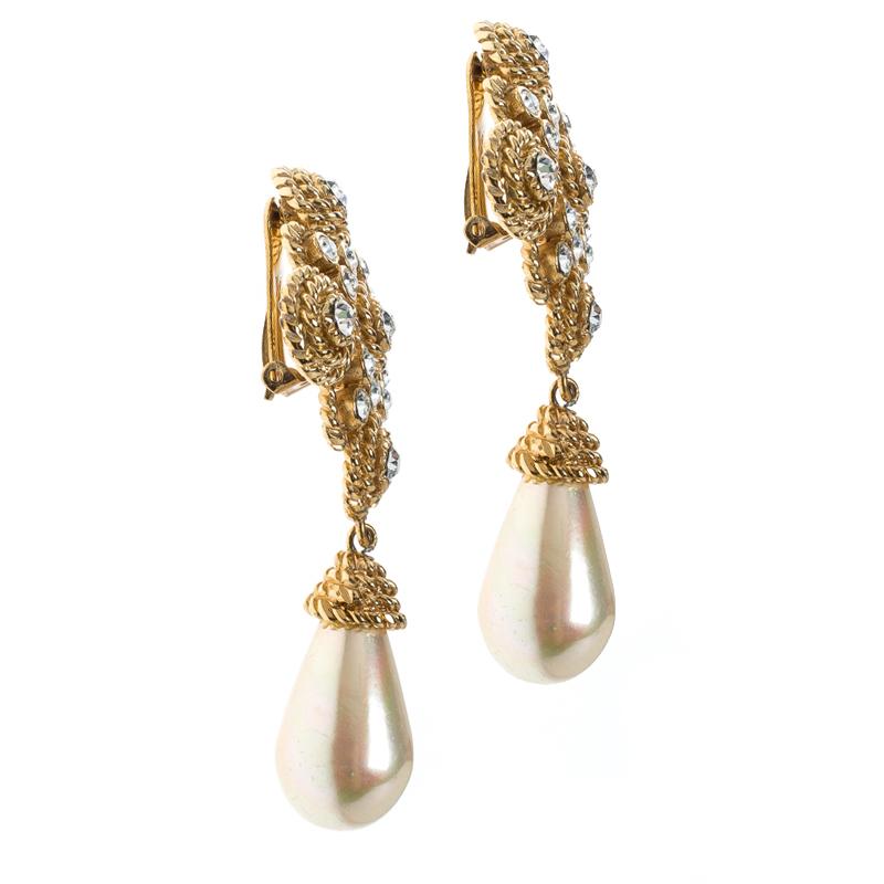 All eyes will be set on you when you step out wearing these stunning clip-on earrings from Valentino! They are crafted from gold-tone metal and styled with multiple crystals and a dangling faux pearl. Ethereal to look at, these studs can be worn