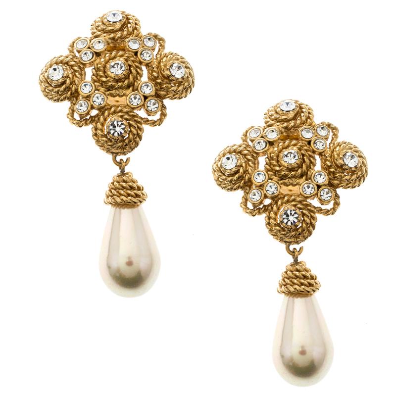 Valentino Crystal Faux Pearl & Textured Gold Tone Clip-on Drop Earrings In Good Condition In Dubai, Al Qouz 2