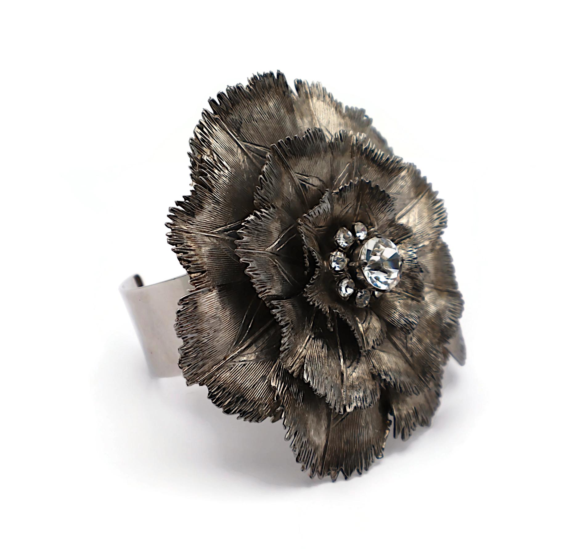 VALENTINO Crystal Flower Cuff Bracelet In Good Condition For Sale In Nice, FR