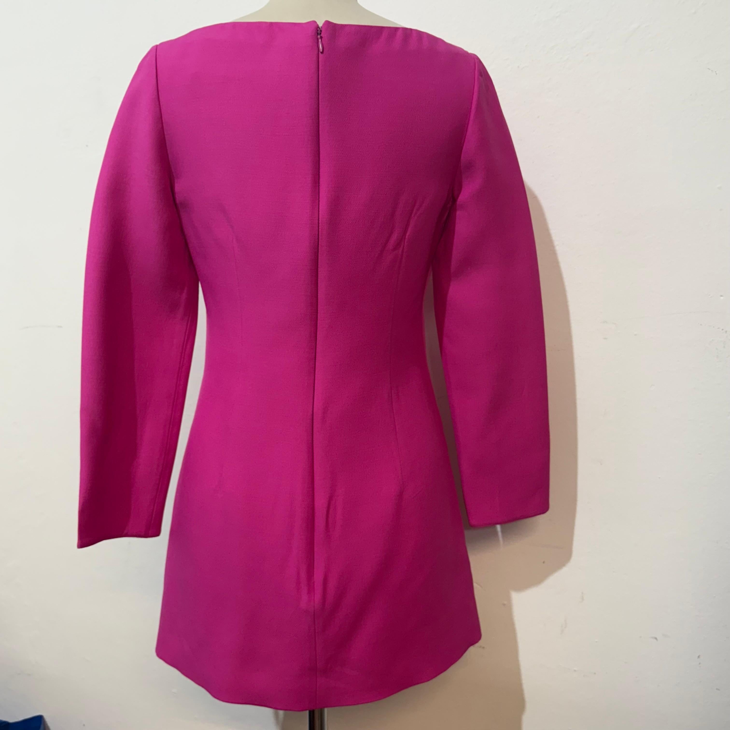 Magnifique blouse longue de Valentino 
Laine vierge (65%) et soie
Couleur du cyclamen
Manches longues
Ouvert sur la poitrine
Epaule/hémoire cm 70 (27.55 inches)
Epaule cm 37 (14.56 pouces)
Taille XS / Italien 38
Envoi international rapide depuis