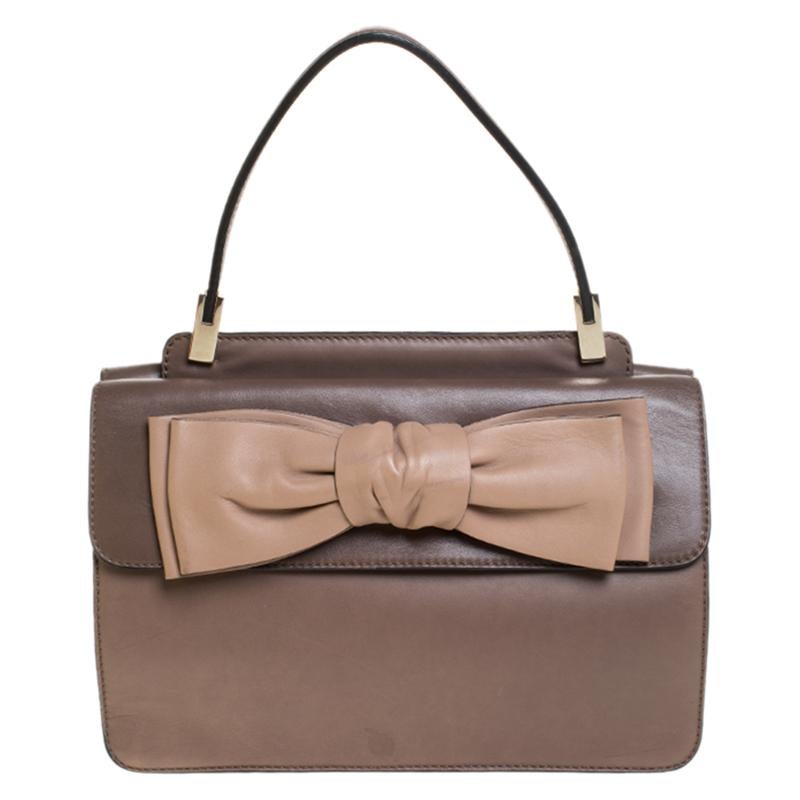 This gorgeous leather handbag is splendid for multiple events. The perfect design speaks volumes of its craftsmanship. Trust Valentino to design a elegant addition like this pretty handbag. A excellent complement to your charm is this piece in a