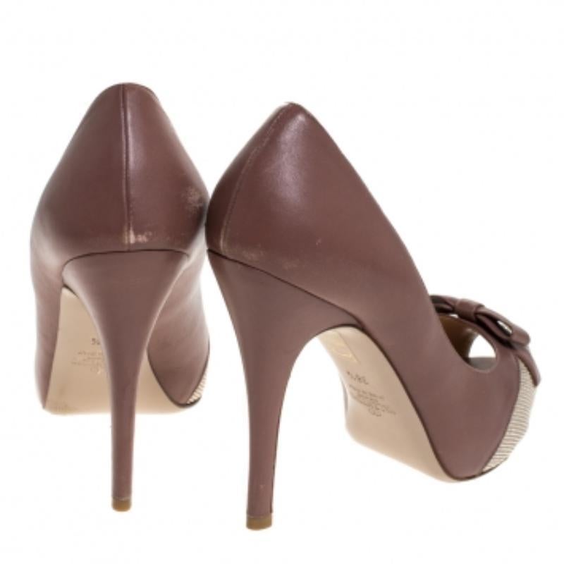 Valentino Dunkel Beige Leder Nieten Wildleder Schleife Peep Toe Plateau Pumps Größe 36.5 im Angebot 6