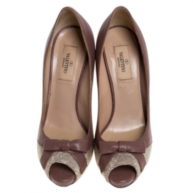 Diese Valentino Pumps sind perfekt für alle Jahreszeiten und genau das Richtige für Sie. Sie wurden in Italien aus hochwertigem Leder gefertigt. Sie sind in einem herrlichen dunklen Beigeton gehalten. Sie haben Peep-Toes, ein mit Nieten besetztes
