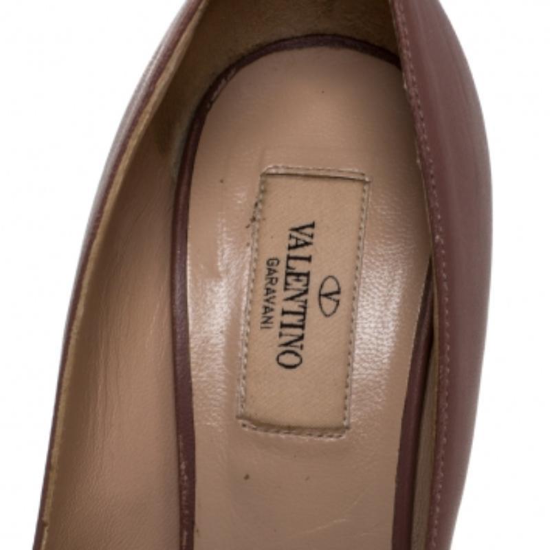 Valentino Dunkel Beige Leder Nieten Wildleder Schleife Peep Toe Plateau Pumps Größe 36.5 Damen im Angebot