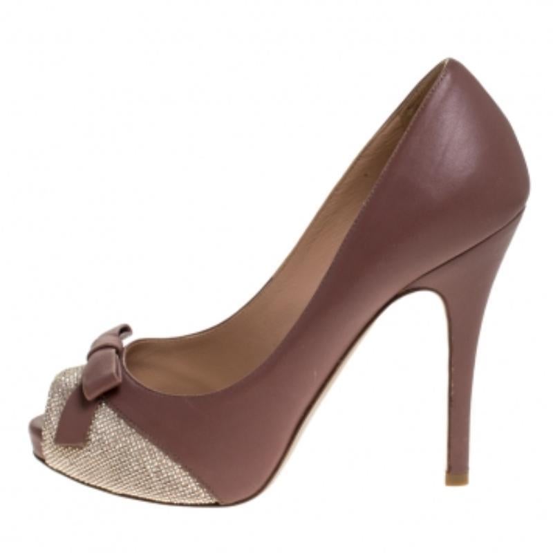 Valentino Dunkel Beige Leder Nieten Wildleder Schleife Peep Toe Plateau Pumps Größe 36.5 im Angebot 1