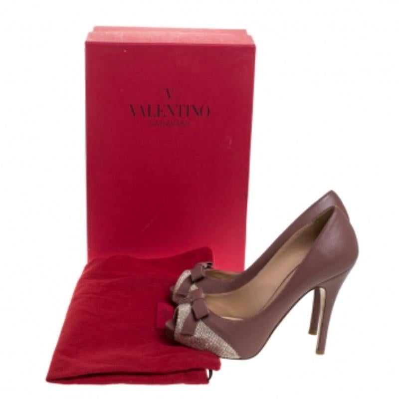 Valentino Dunkel Beige Leder Nieten Wildleder Schleife Peep Toe Plateau Pumps Größe 36.5 im Angebot 3