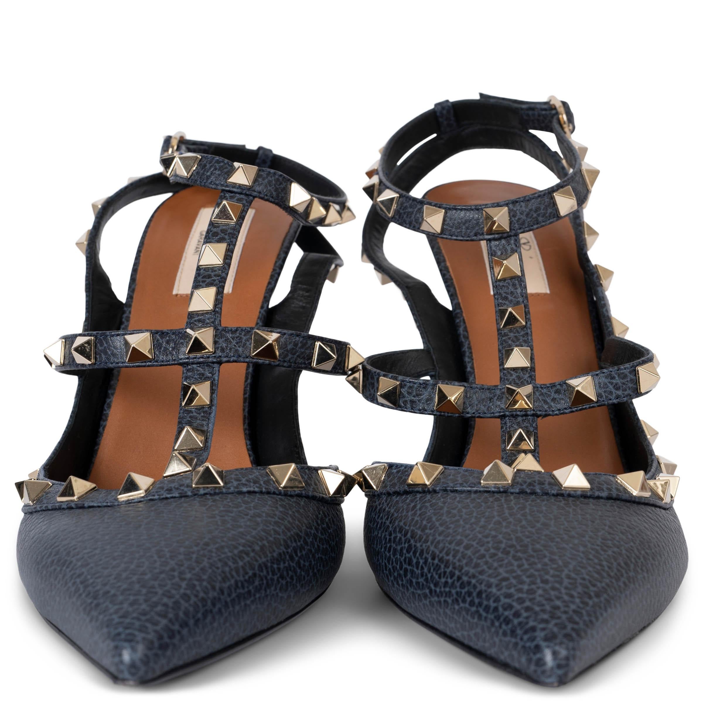Questi sandali con cinturino alla caviglia Rockstud di Valentino Garavani, autentici al 100%, sono realizzati in pelle martellata blu notte e creano un look sorprendente e sofisticato. Impreziositi dalle tipiche Rockstuds dorate, questi sandali a