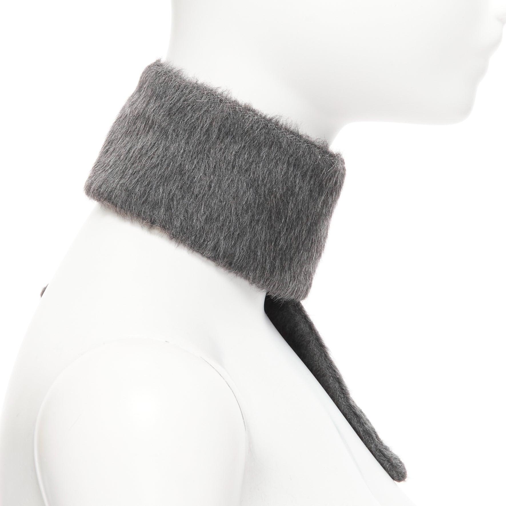Grigio Valentino sciarpa rettangolare corta e sottile in lana vergine di alpaca grigio scuro in vendita