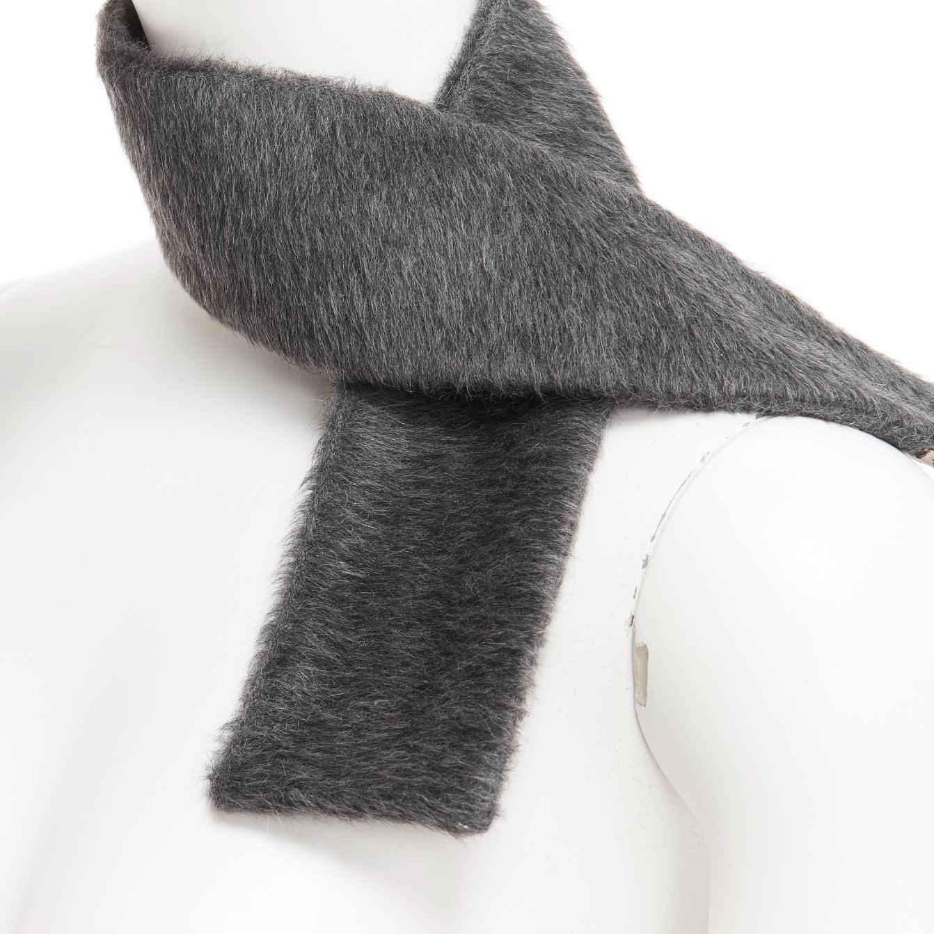 Valentino sciarpa rettangolare corta e sottile in lana vergine di alpaca grigio scuro in vendita 1