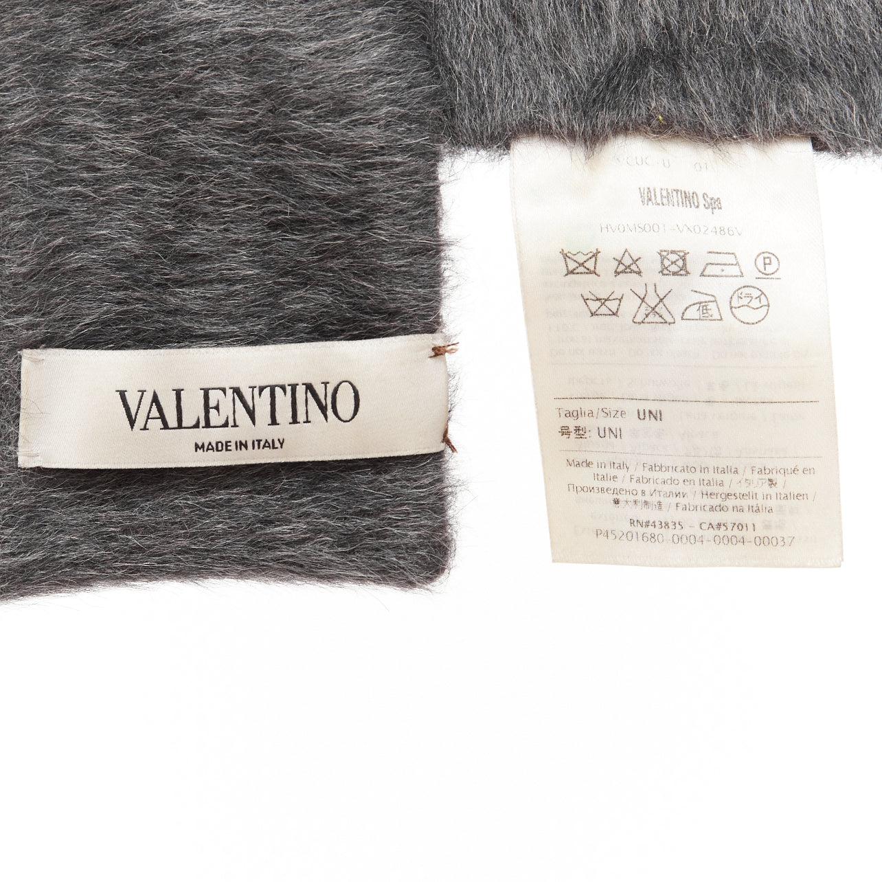 Valentino sciarpa rettangolare corta e sottile in lana vergine di alpaca grigio scuro in vendita 2