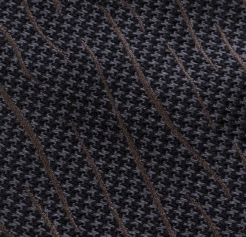 Pour accompagner et compléter vos formalités, Valentino vous propose cette magnifique cravate qui a été confectionnée en soie. Il est de couleur gris foncé avec des motifs sur tout le pourtour et le Label avec une boucle de maintien au dos.