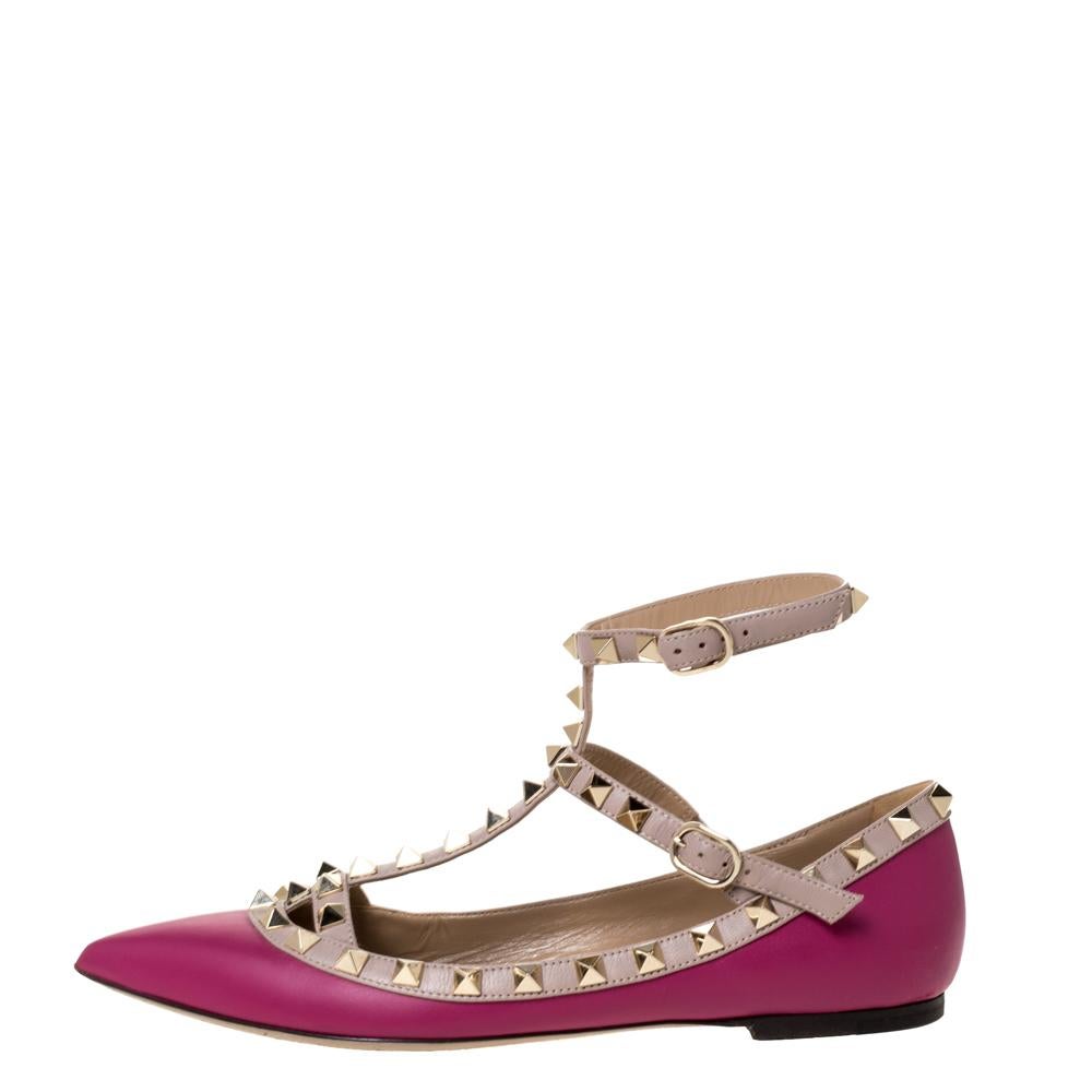 This Valentino design is not just widely popular but it is also the dream of every shoe lover. These dark magenta flats are crafted from leather and they are soul-crushingly gorgeous! They come flaunting pointed toes and their iconic Rockstud