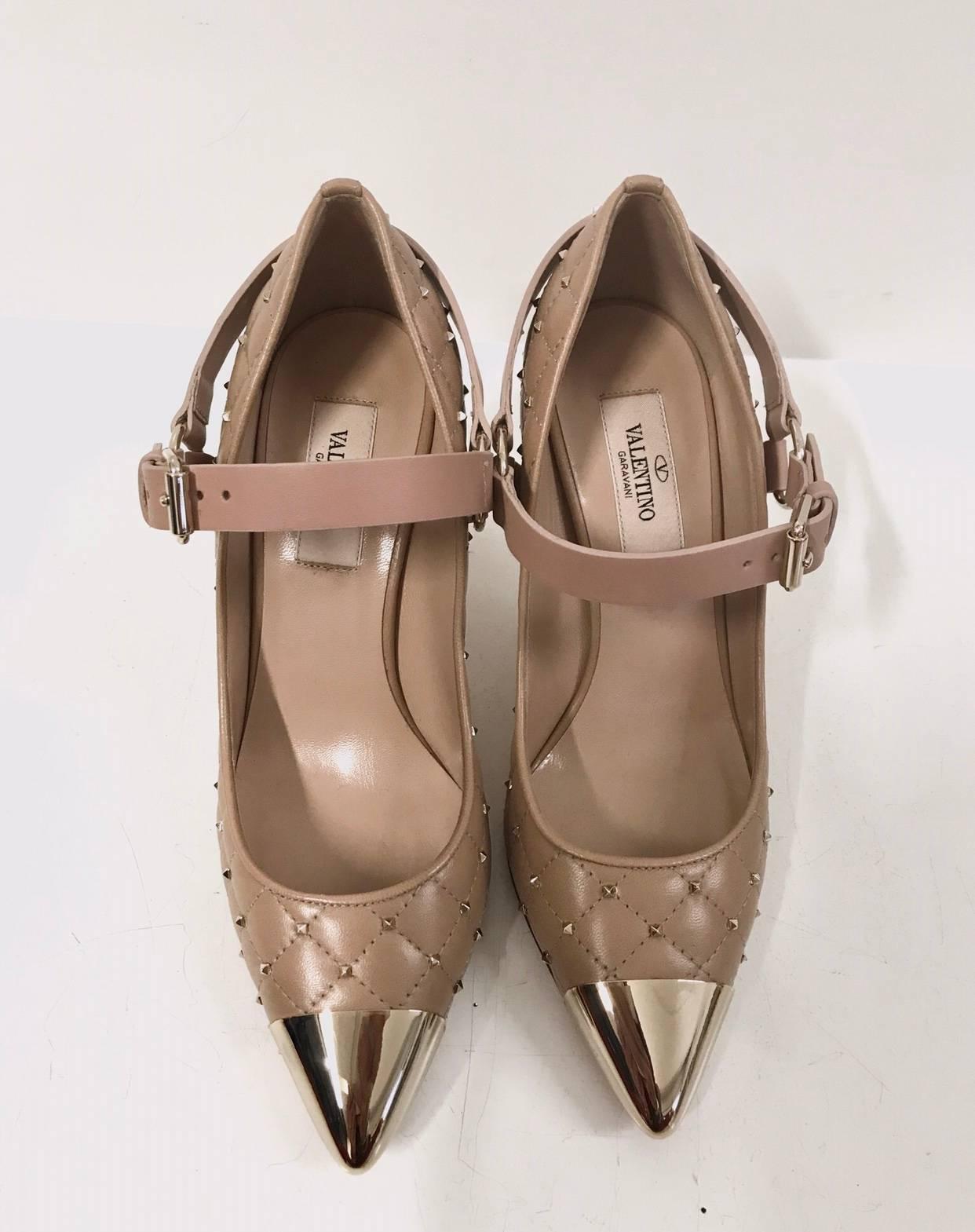 Valentino Decoltè spike
Collection FW17
Size 36 EU
Leather material
Antique pink and beige
Packaging original box and dust bag
New condition
Fast delivery DHL EXPRESS
Size Avaiable Tg EU 36- 37- 39
