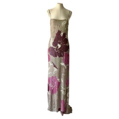 Abito da sera Valentino Demi-Couture Primavera-Estate 2001, raffinato abito floreale impreziosito da paillettes di seta