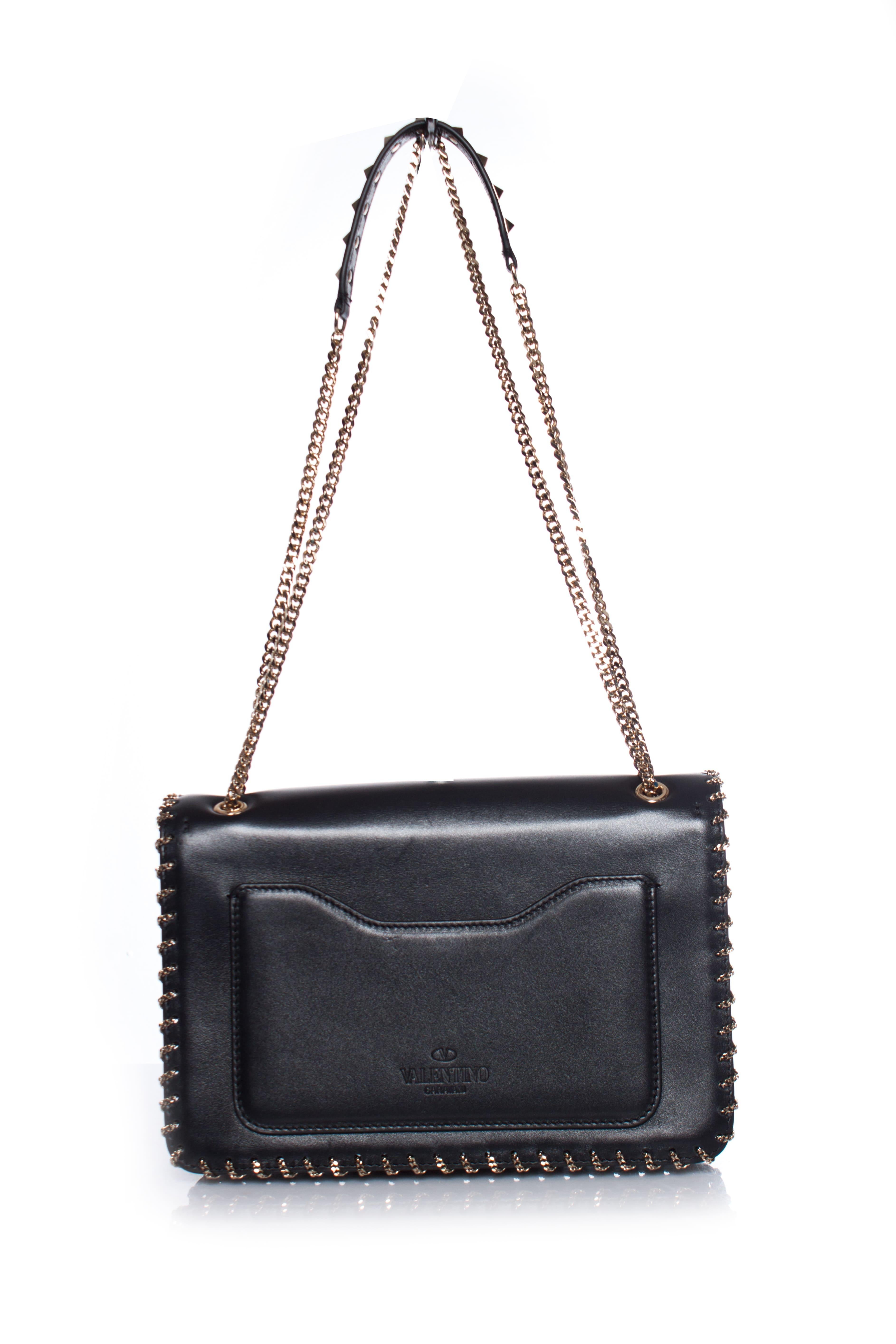 Valentino, Demilune chain leather shoulderbag in black. Ths item is new with all cards, dustbag and box. Has some small scratches on the leather from the chains.

• CONDITION: new with some small scratches

• SIZE: medium

• MEASUREMENTS: height 16