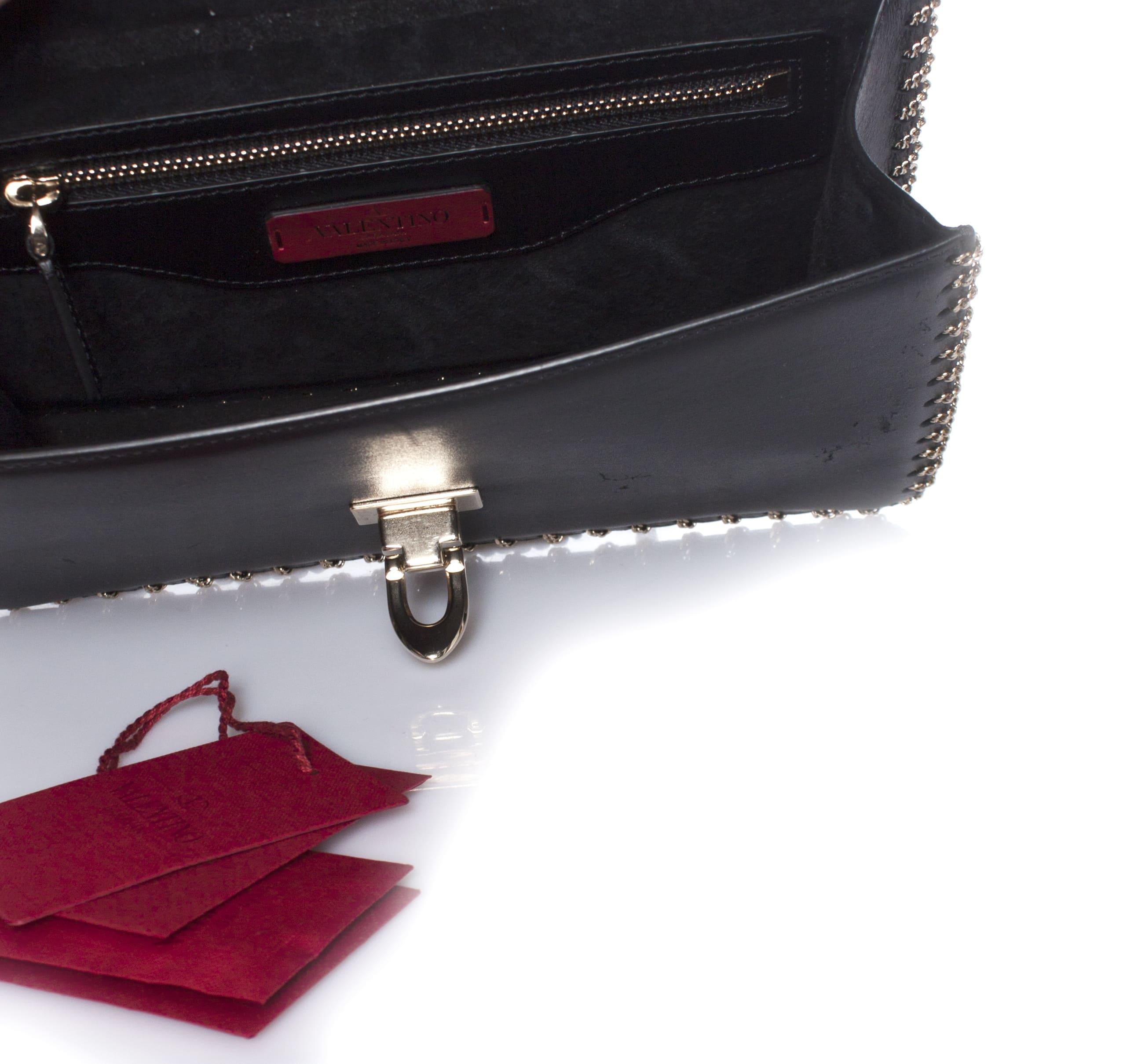 Valentino, Demilune chain leather shoulderbag in black. In Excellent Condition For Sale In AMSTERDAM, NL