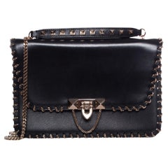 Valentino, borsa a tracolla in pelle con catena Demilune in nero.
