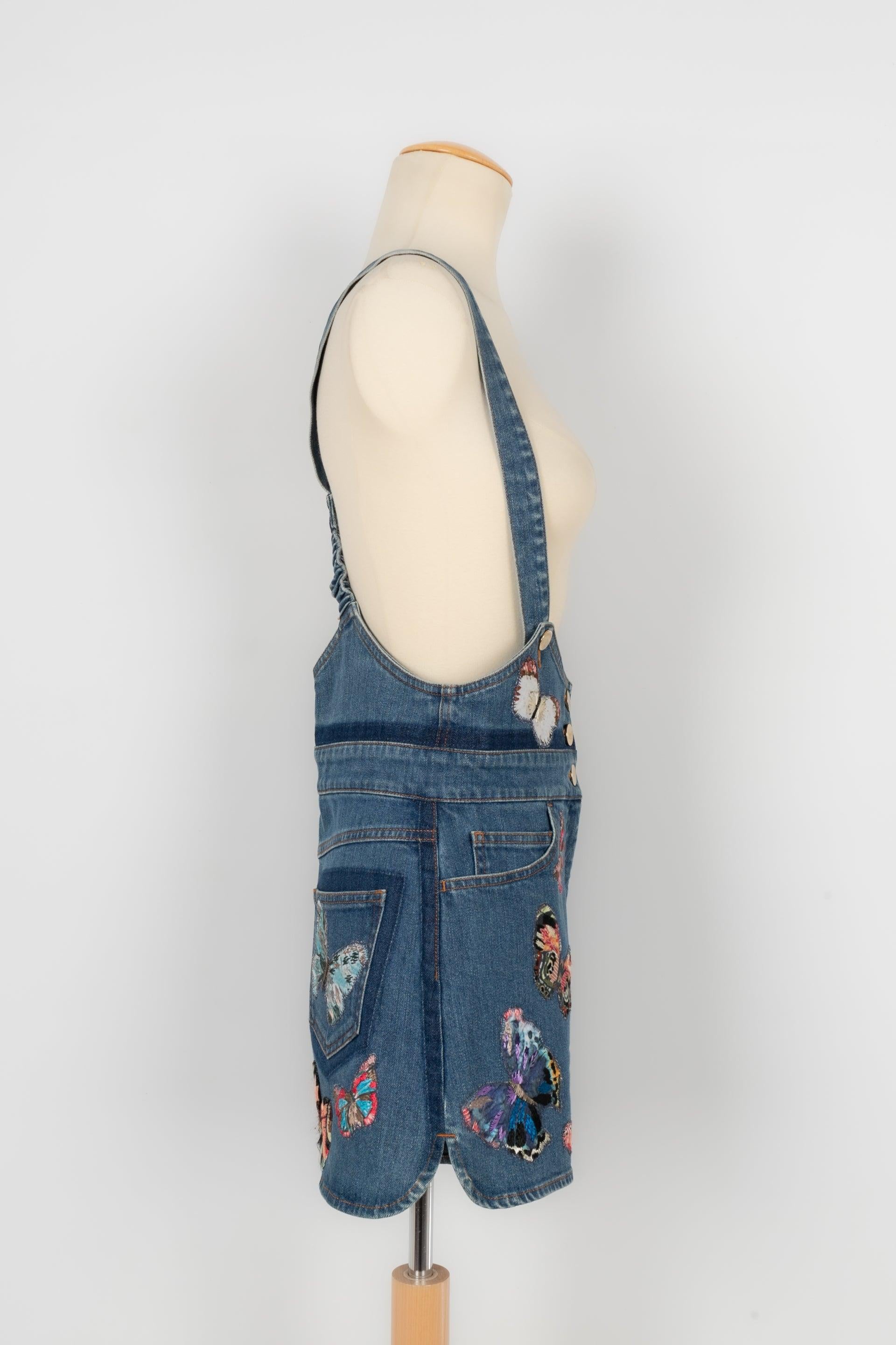 Valentino - (Made in Italy) Denim dungaree ornamented with butterflies. Indicated size 27, it fits a 36FR. Pre-Fall 2016 Collection.

Additional information:
Condition: Very good condition
Dimensions: Waist: 36 cm
Height: 80 cm

Seller reference:
